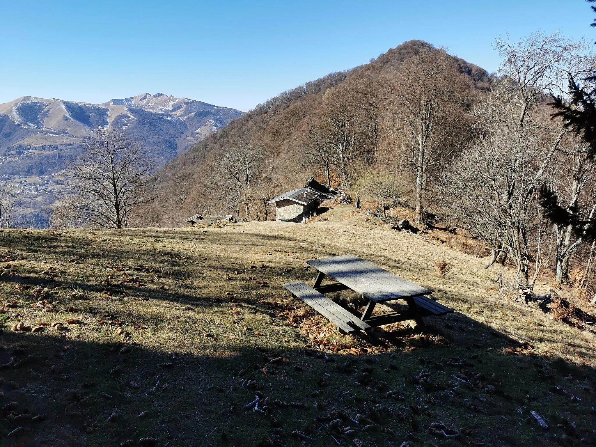 Photo showing: Tavolo da pic-nic sopra la Boccheta della Zerla, lungo la Via dei Monti Lariani sezione 2. In fondo al pendio l'edificio della Cascina La Zerla, sullo sfondo del Monte Luria inquadrato da est. Alla sinistra del monte Luria si vede il Monte Generoso, e all'estrema sinistra il Pizzo della Croce