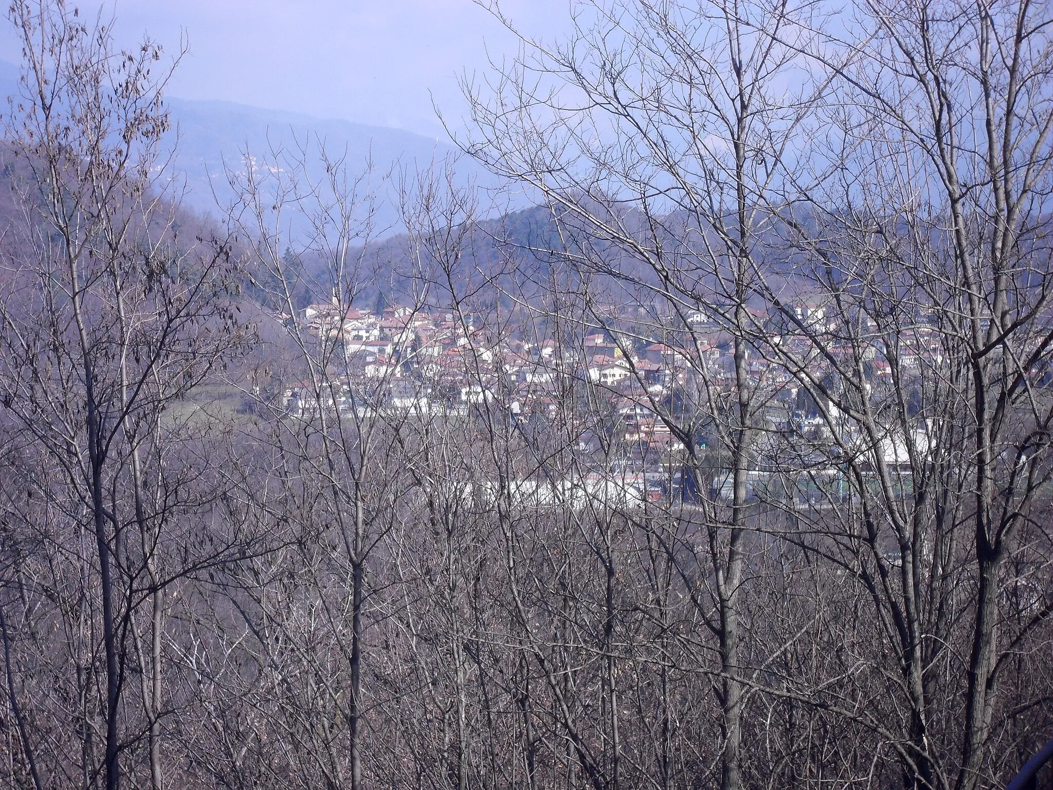 Photo showing: Bizzarone si intravede dal colle di San Maffeo