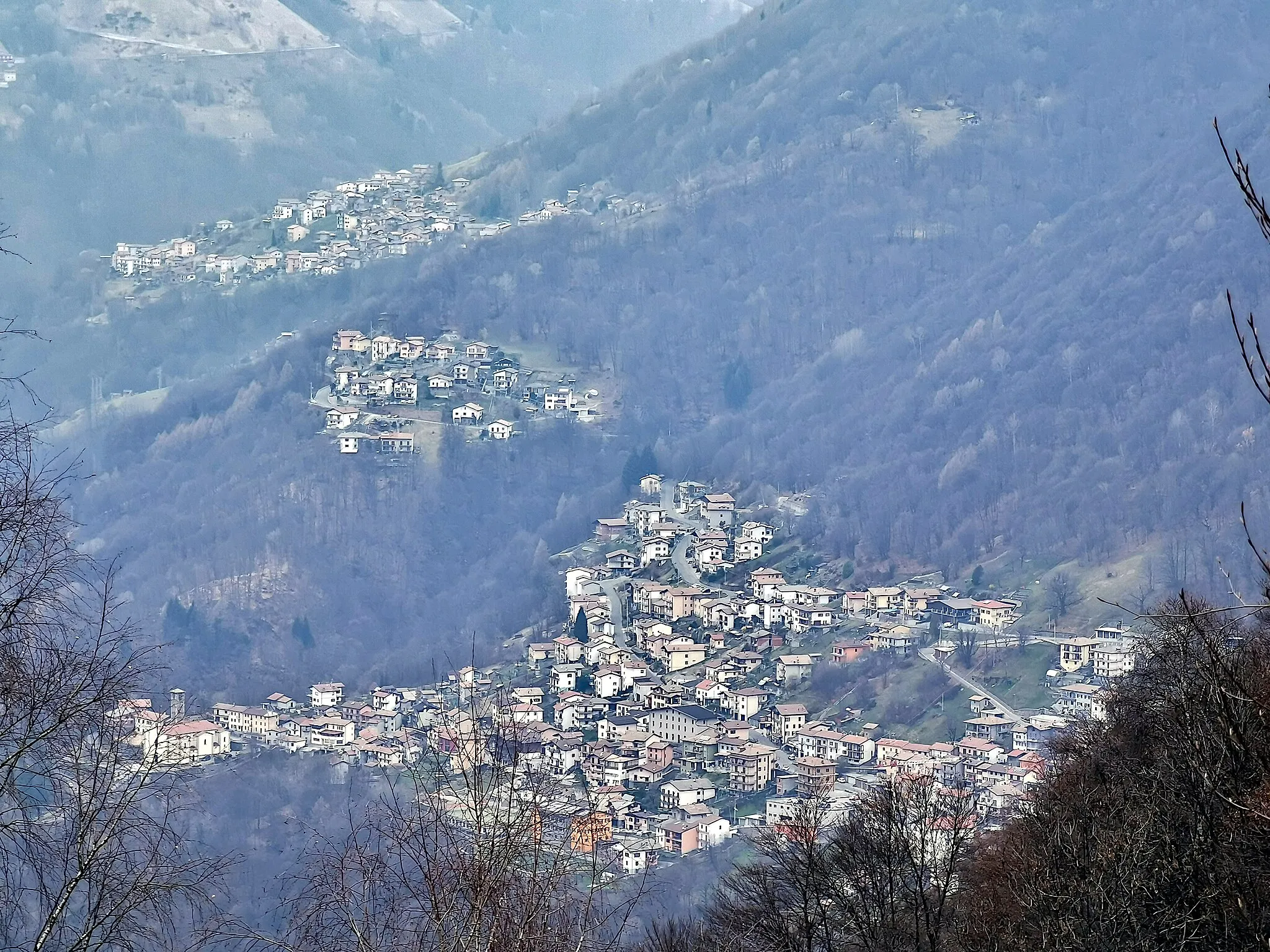 Photo showing: Vista da Salter (Cusino)ː dall'alto a sinistra scendendo in basso a destra, si vedono, nell'ordineː San Nazzaro Val Cavargna, San Giovanni, San Bartolomeo Val Cavargna