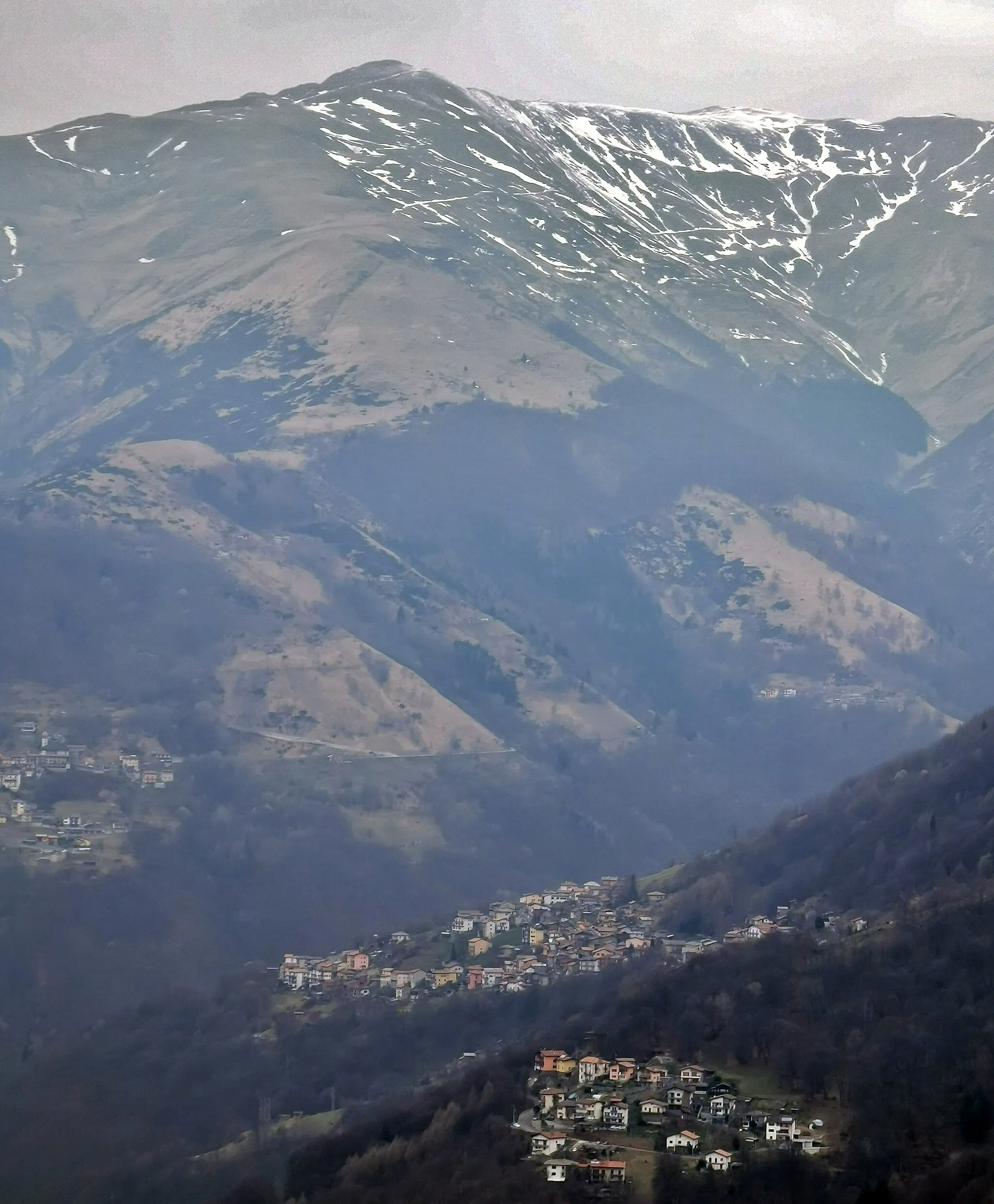 Photo showing: San Nazzaro Valcavargna e San Giovanni, visti da Salter. In cresta il Sasso Basciotta
