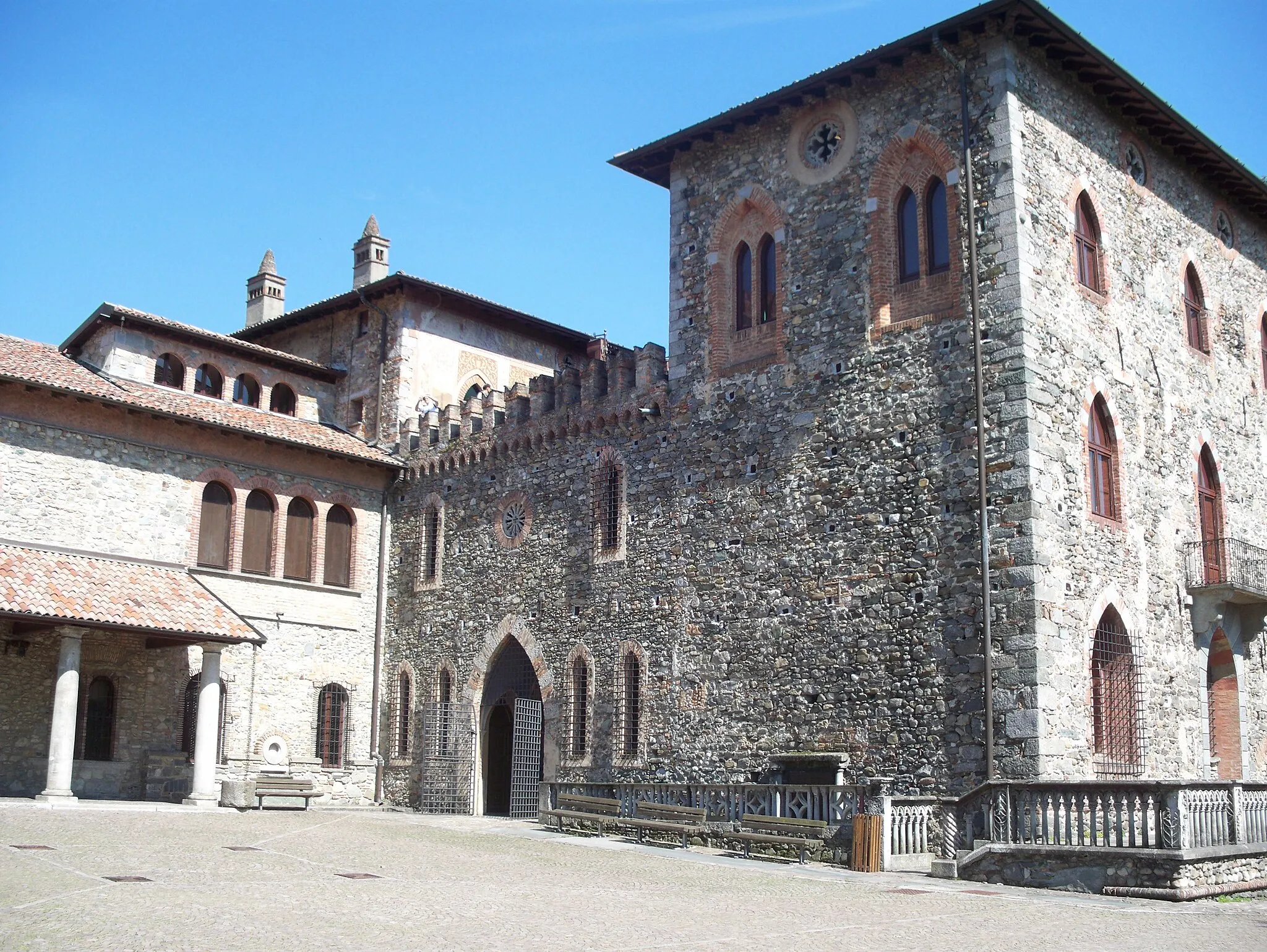 Photo showing: Monguzzo Castle