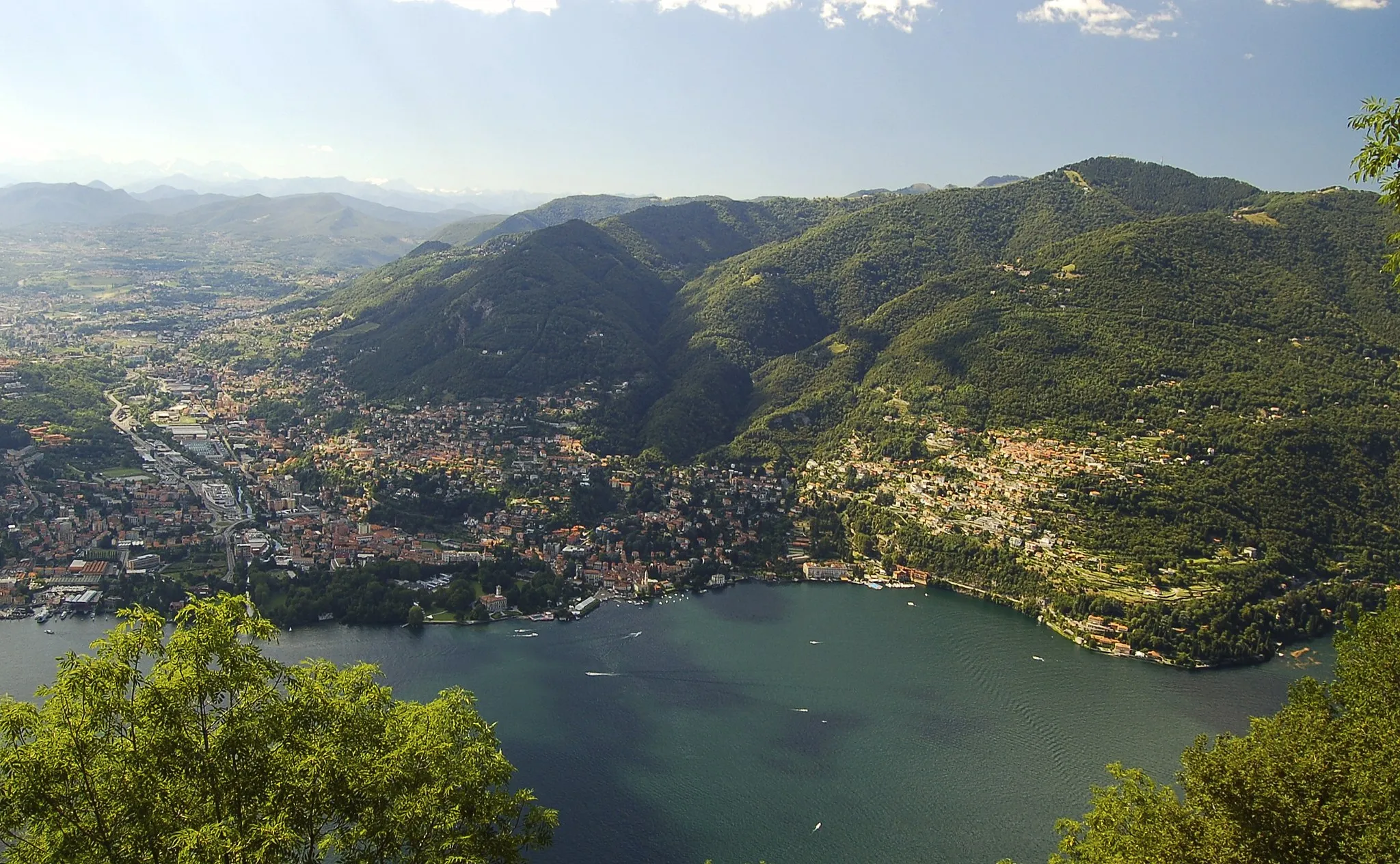 Photo showing: Vista di Cernobbio dal faro Voltiano di Brunate.