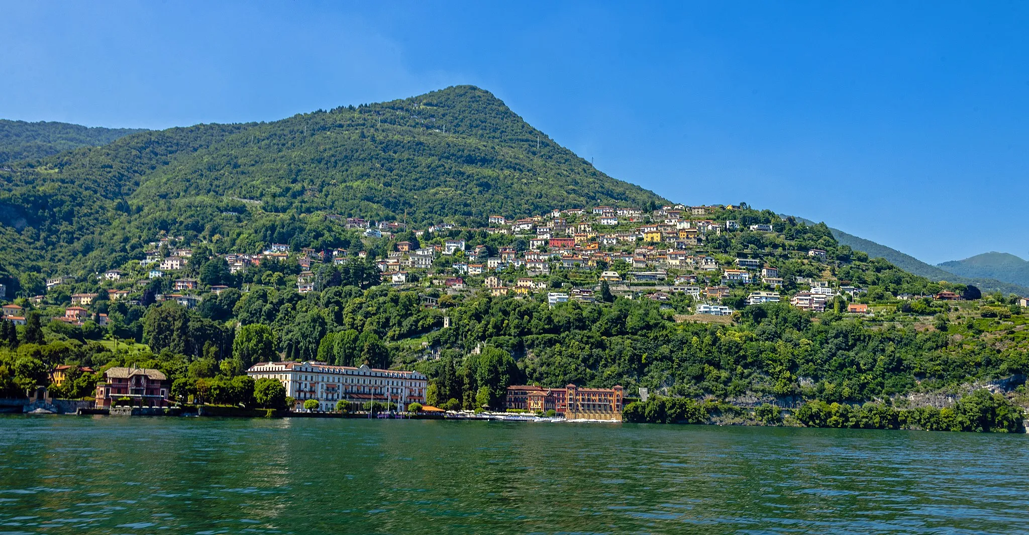 Photo showing: Cernobbio, with Villa d'Este (Cernobbio)|Villa d'Este along the lakeshore, from the ferry up Lake Como