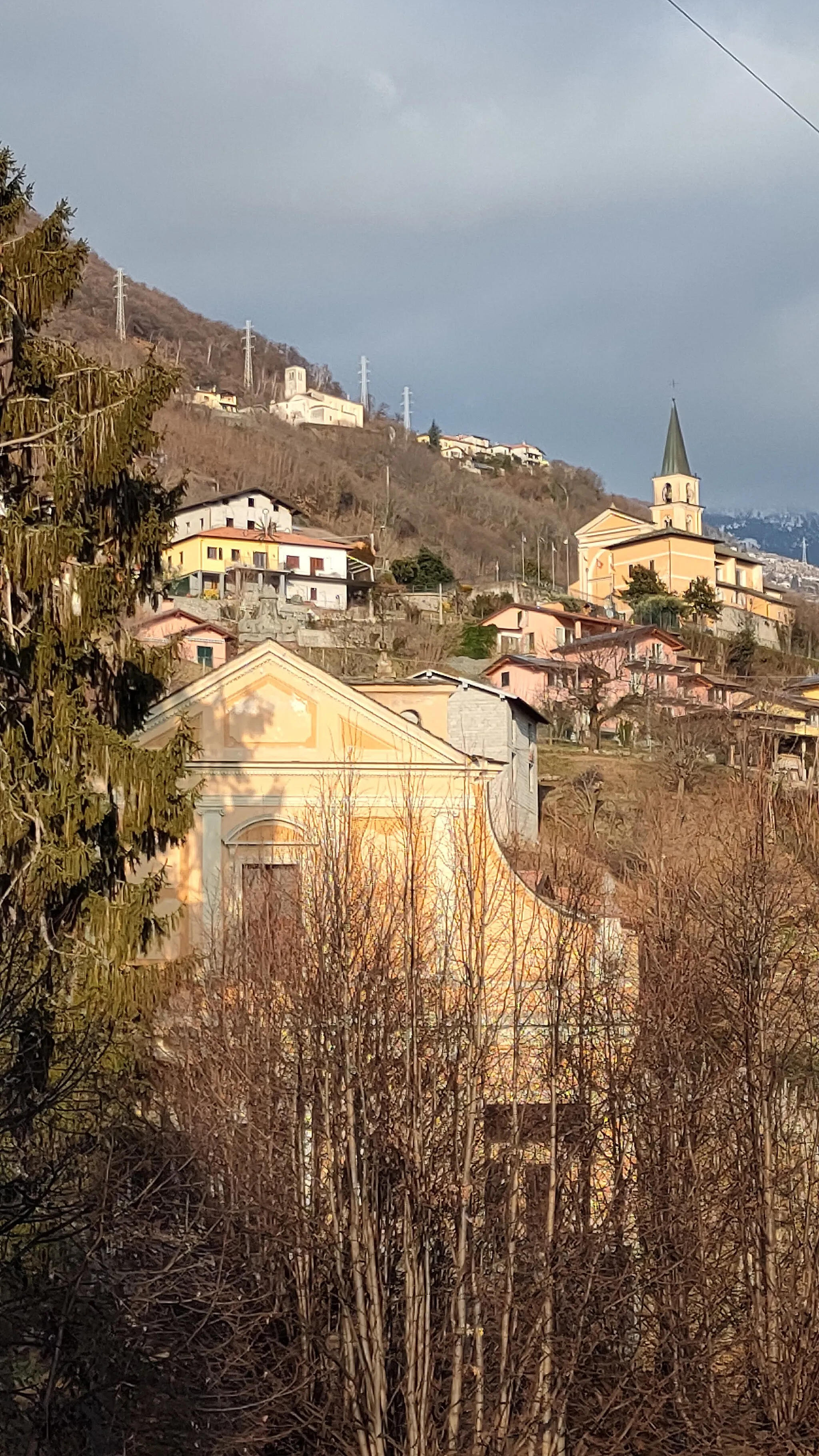 Photo showing: Vista delle tre Chiese di Vercana dal basso.