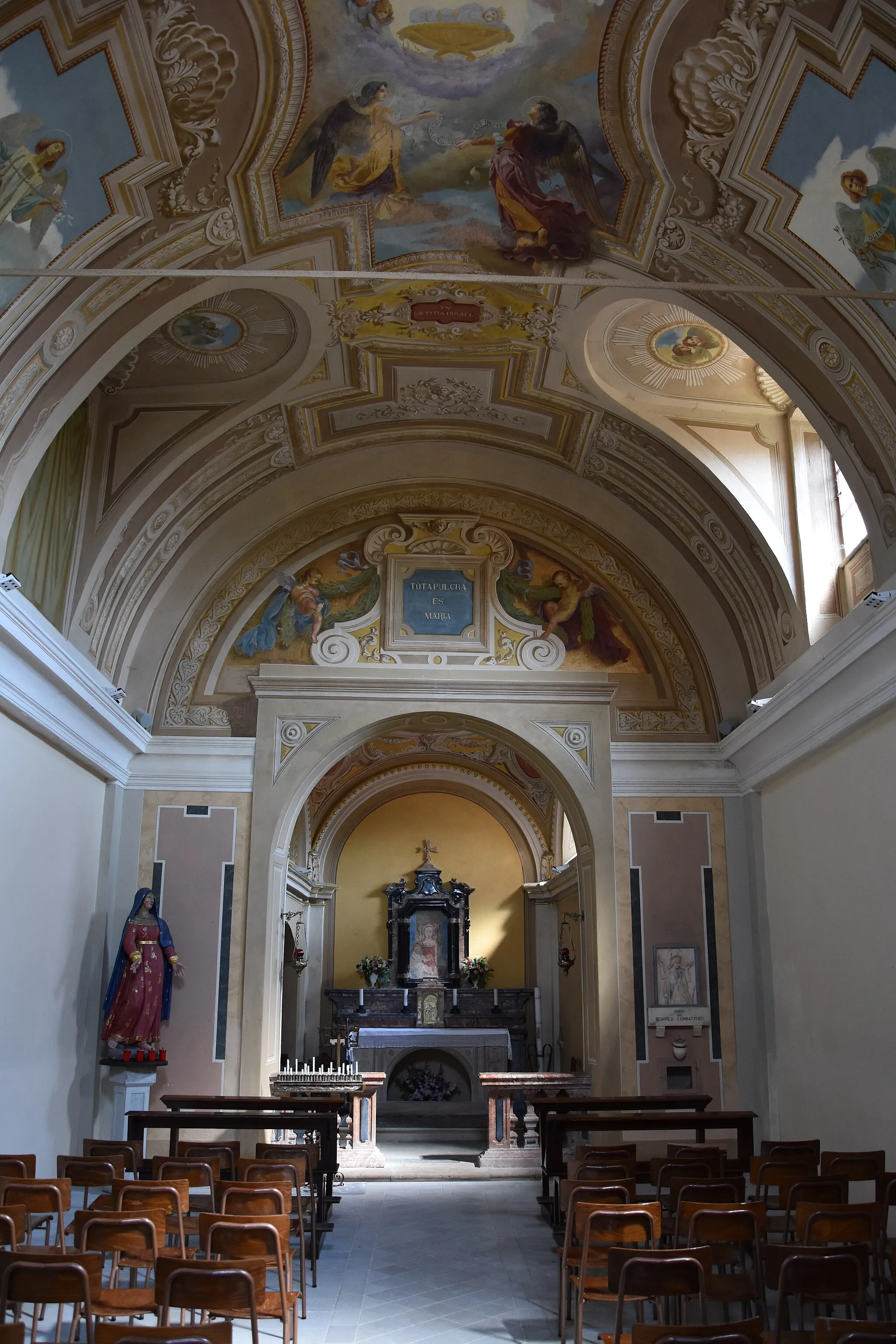 Photo showing: Interno della chiesetta dedicata a Maria nascente sul colle di San Martino a Besano, in provincia di Varese.