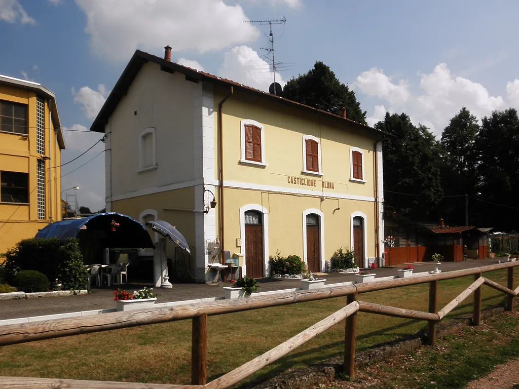 Photo showing: L'area del piazzale binari dell'ex stazione ferroviaria di Castiglione Olona.