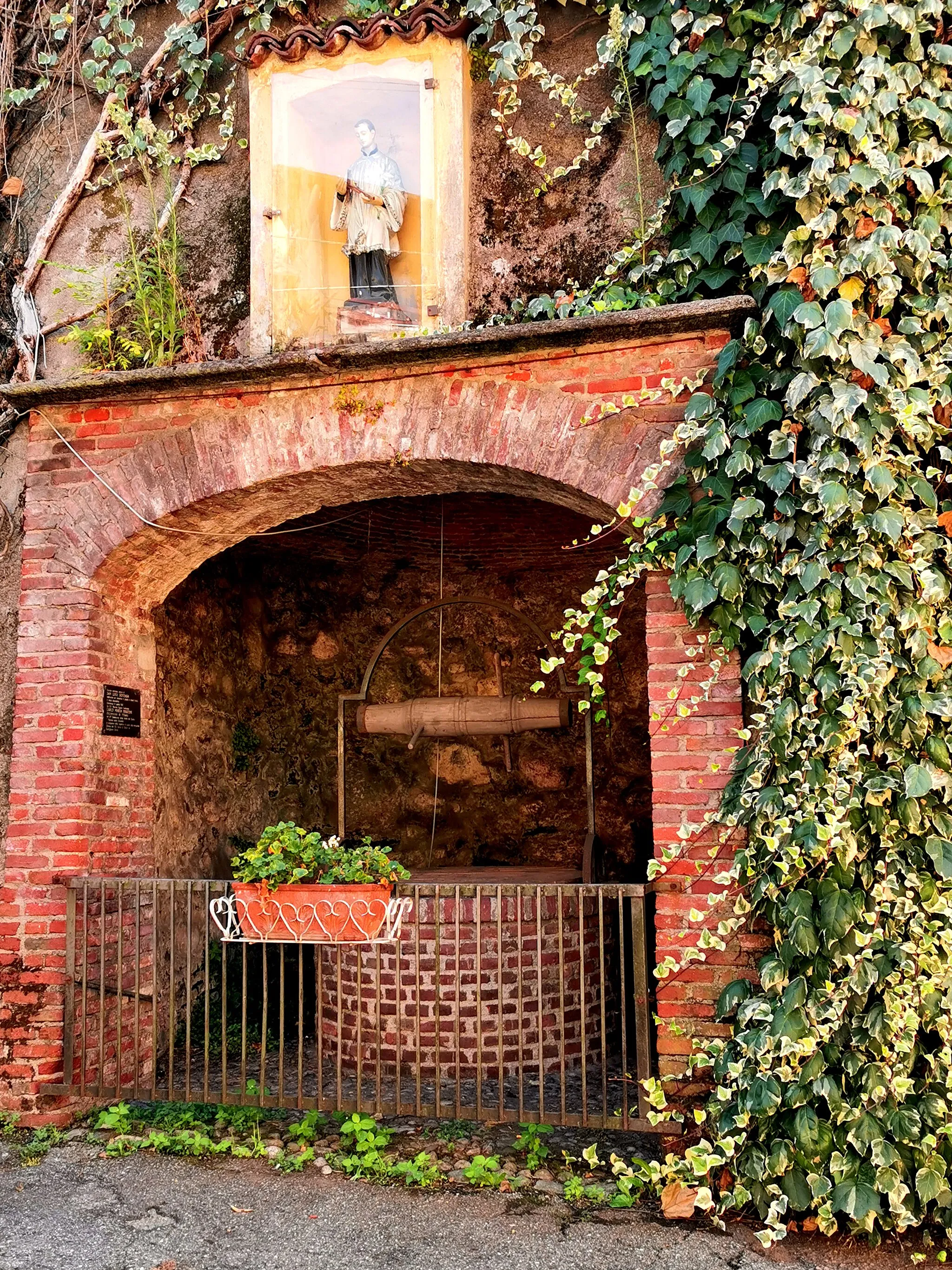 Photo showing: The well of San Luigi Gonzaga is located in the Historic Centre, near the Porta di Levante, between via Roma and via Matteotti