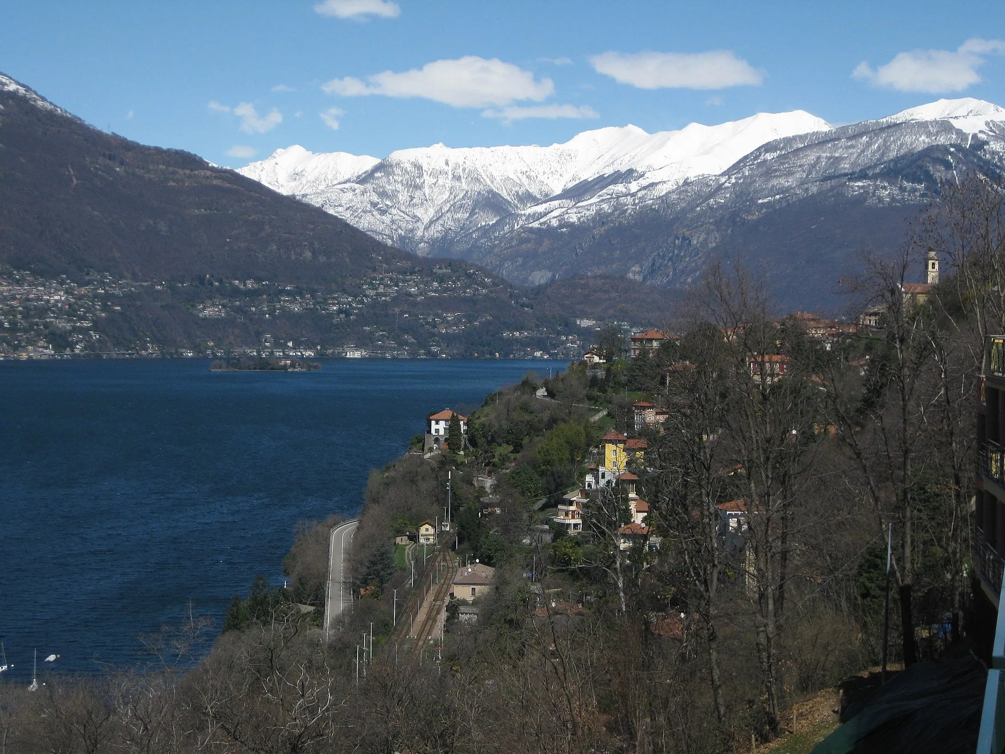 Photo showing: View to the north, Pino sulla Sponda del Lago Maggiore and train station Pino-Tronzano