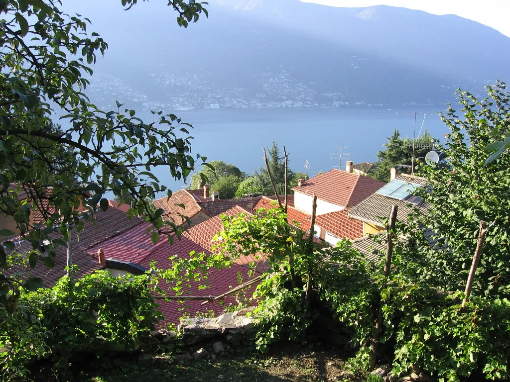 Photo showing: Vista dell'abitato di Tronzano Lago Maggiore (VA).
