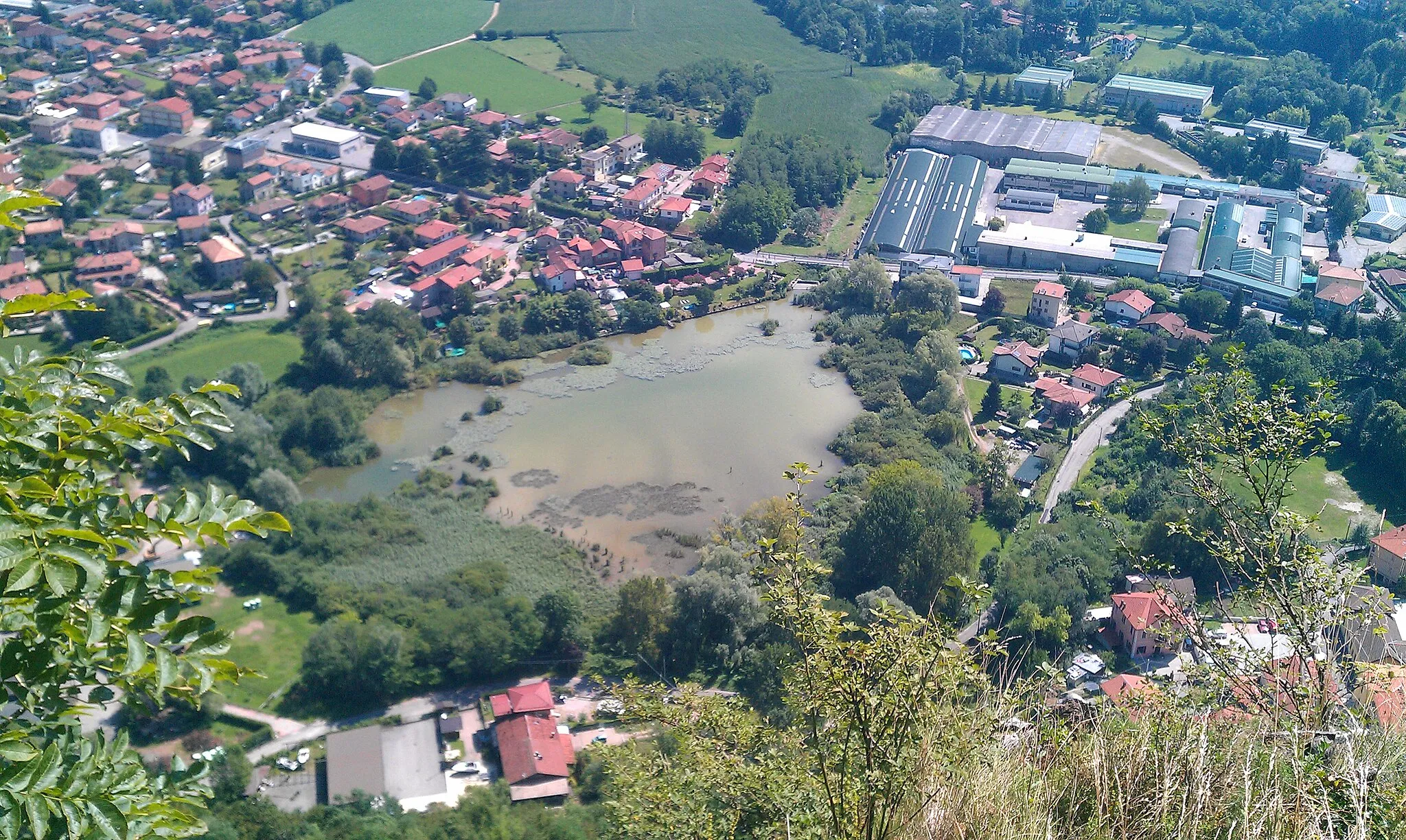 Photo showing: Il laghetto Cicogna ad Arcisate, in provincia di Varese, visto dal monte Crocino.