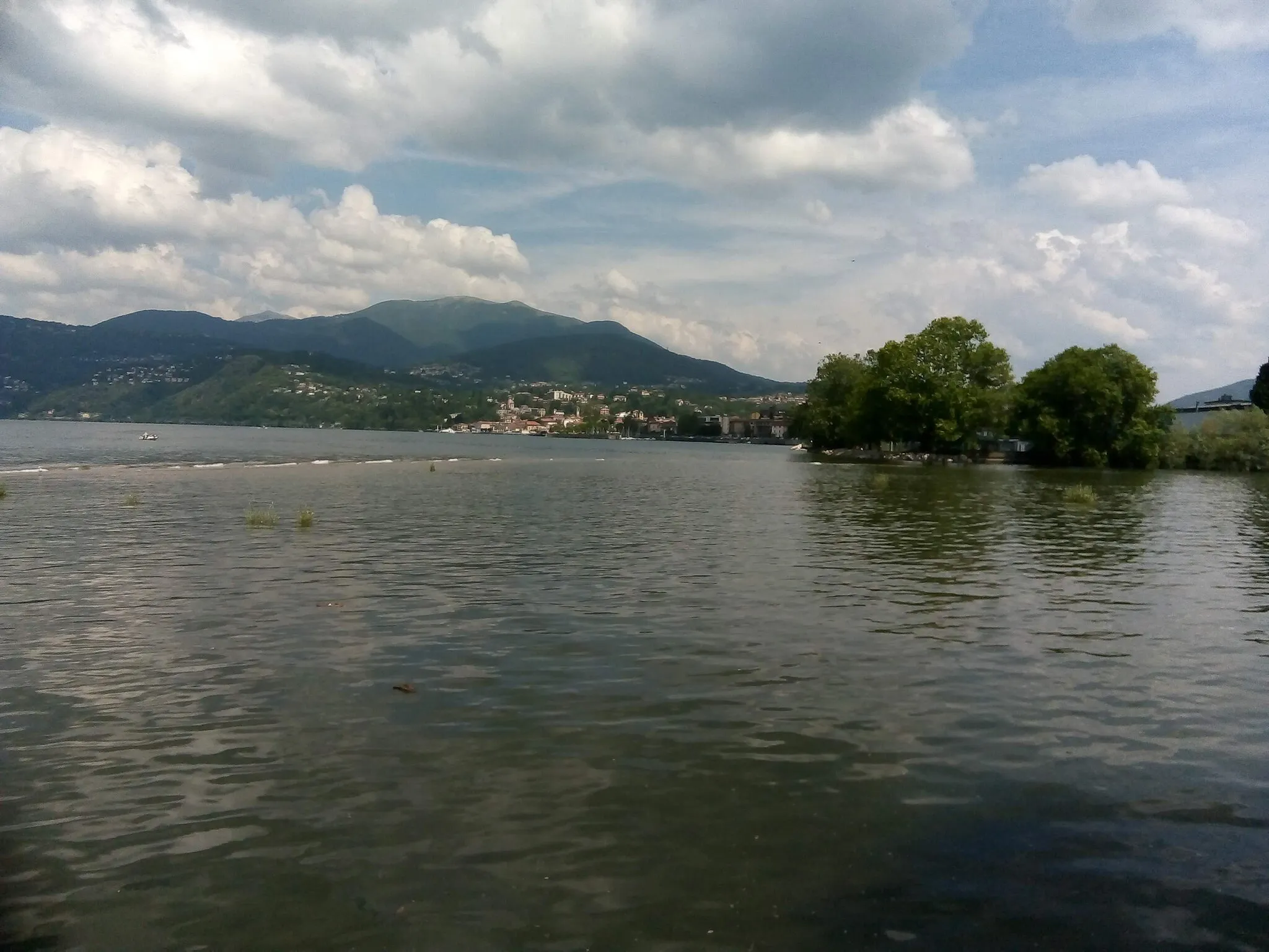 Photo showing: Foce del fiume Tresa nel Lago Maggiore, al confine tra i comuni di Germignaga e Luino, in provincia di Varese