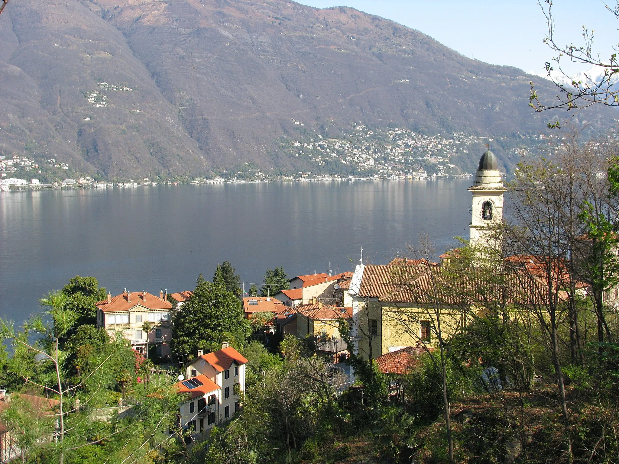 Photo showing: Pino e Ronco. A destra la chiesa dei Santi Quirico e Giulitta (Pino sulla Sponda del Lago Maggiore)