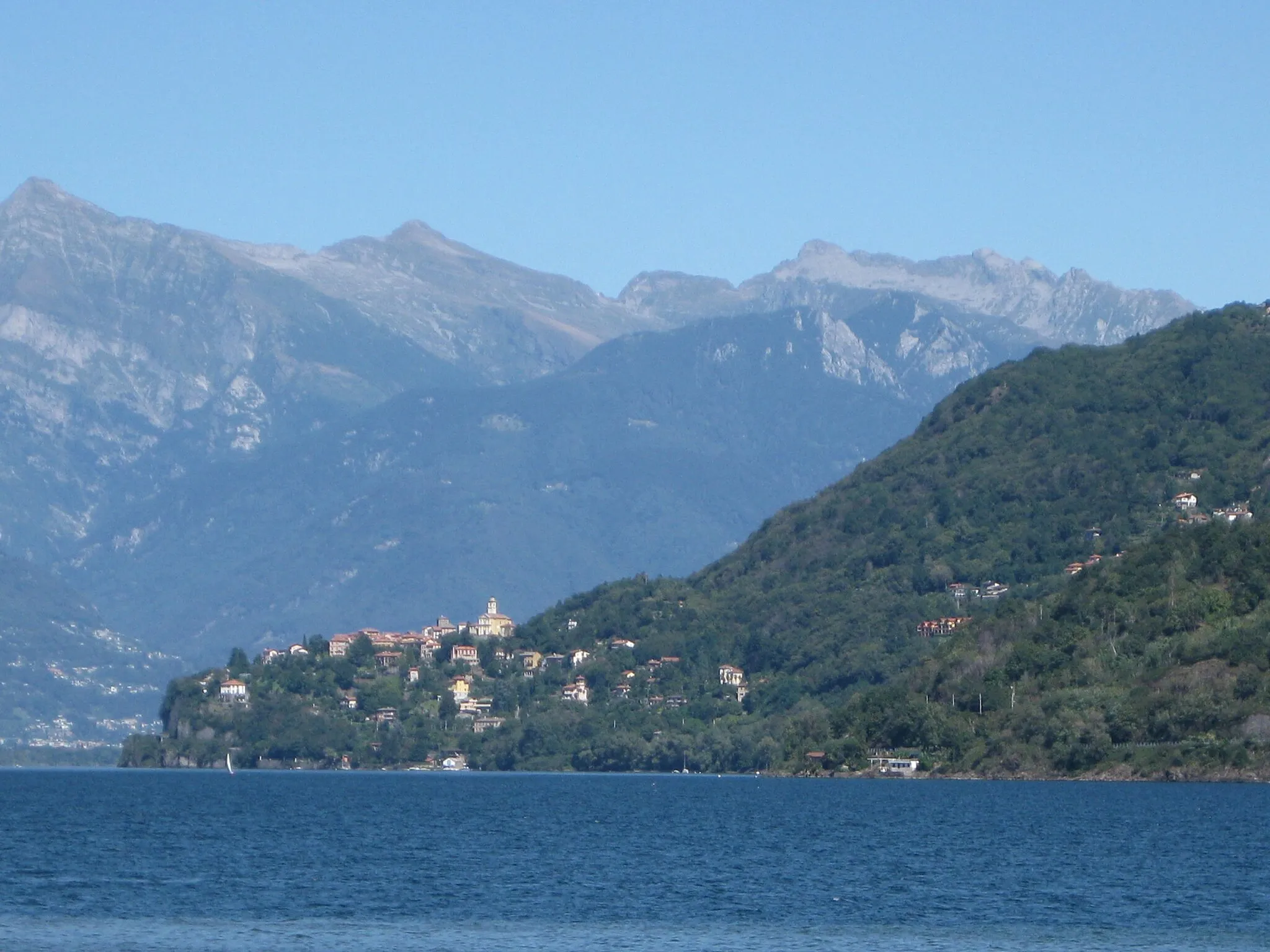 Photo showing: Pino sulla Sponda del Lago Maggiore as seen from the western side of the lake