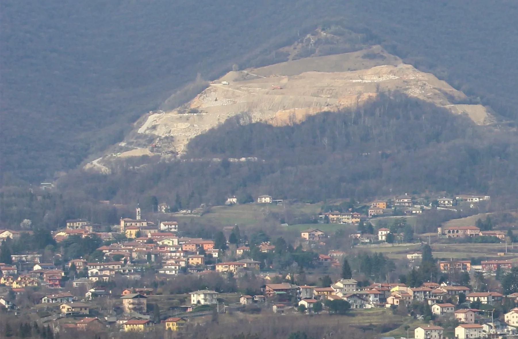 Photo showing: Cave in Saltrio - view from Colle San Maffeo in Rodero.