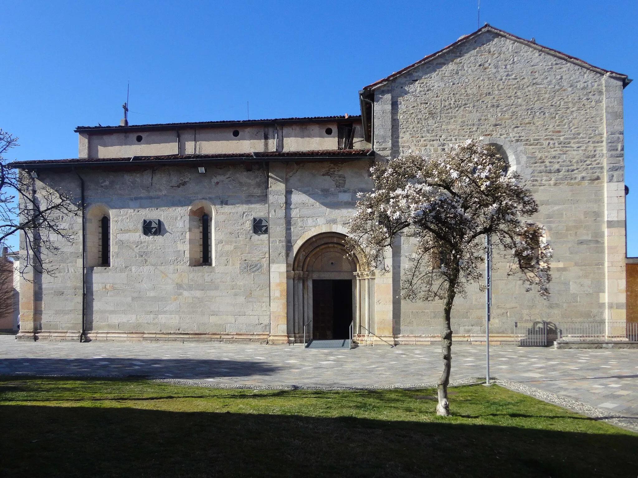 Photo showing: Parete sud della chiesa dei Santi Pietro e Paolo a Brebbia