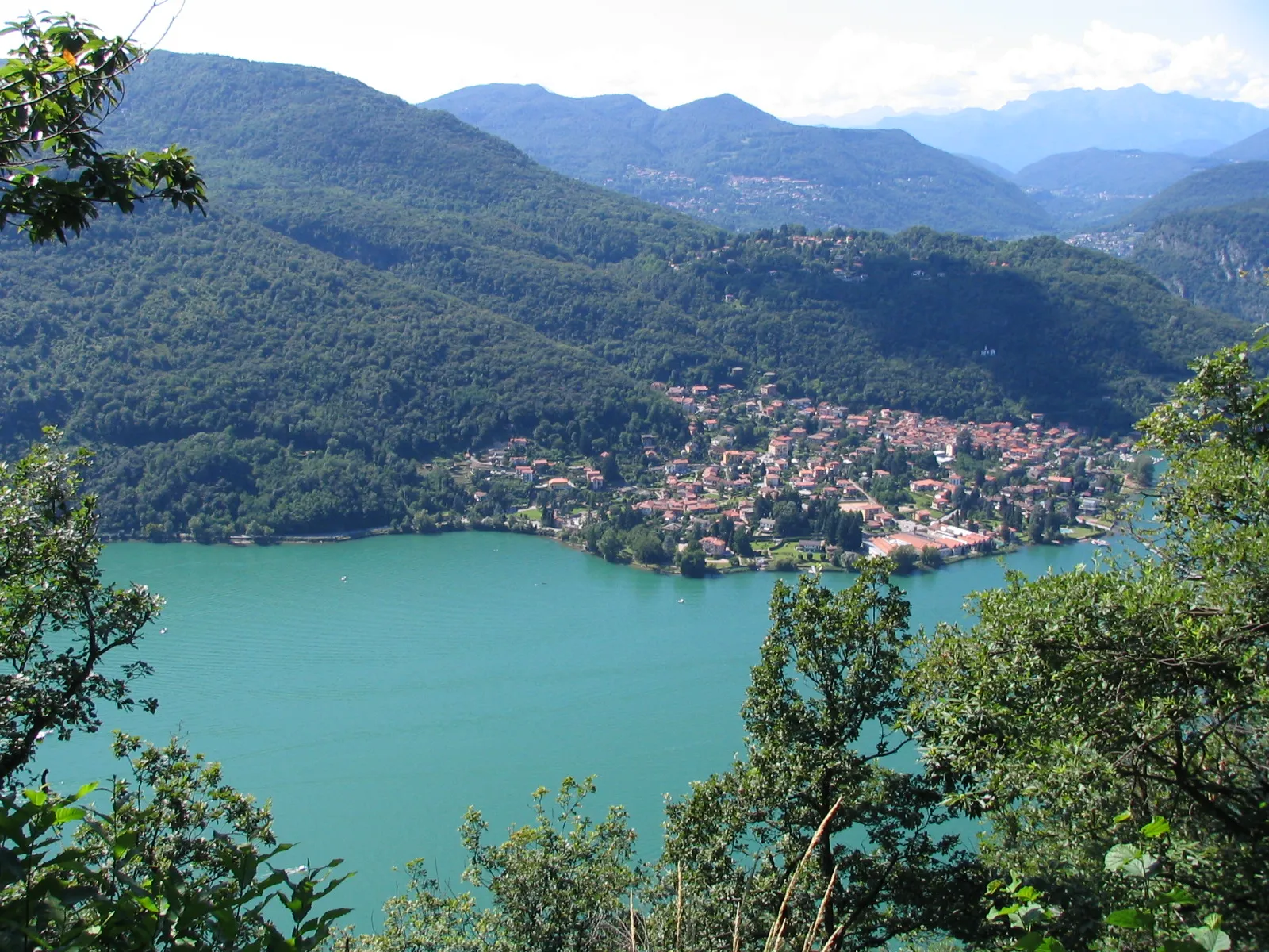 Photo showing: The village Brusimpiano (Italy, Varese) seen from the opposite side of the lake of Lugano (Ceresio) in Switzerland.