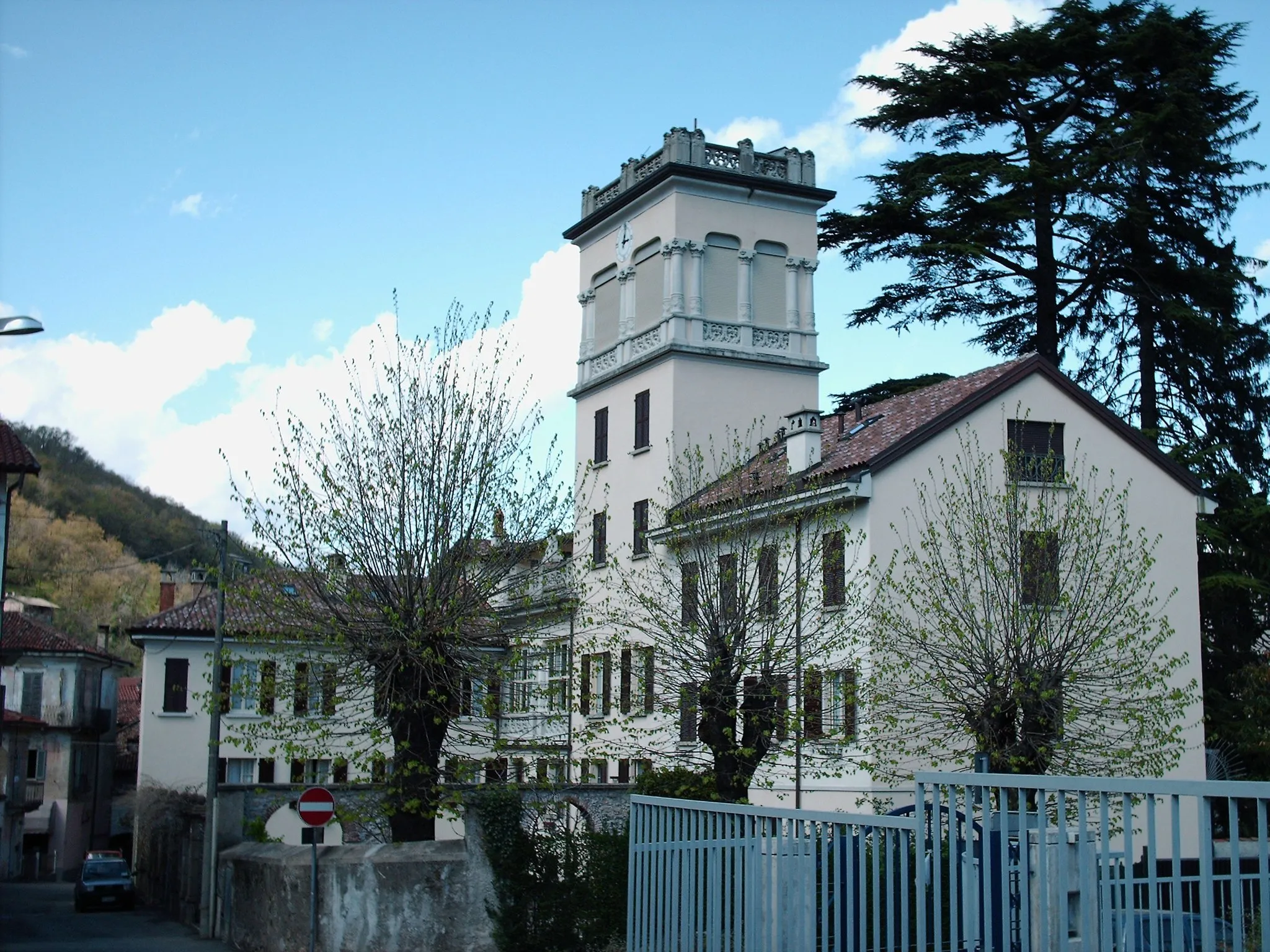 Photo showing: Villa Battaglia di Brusimpiano, dopo la ristrutturazione.