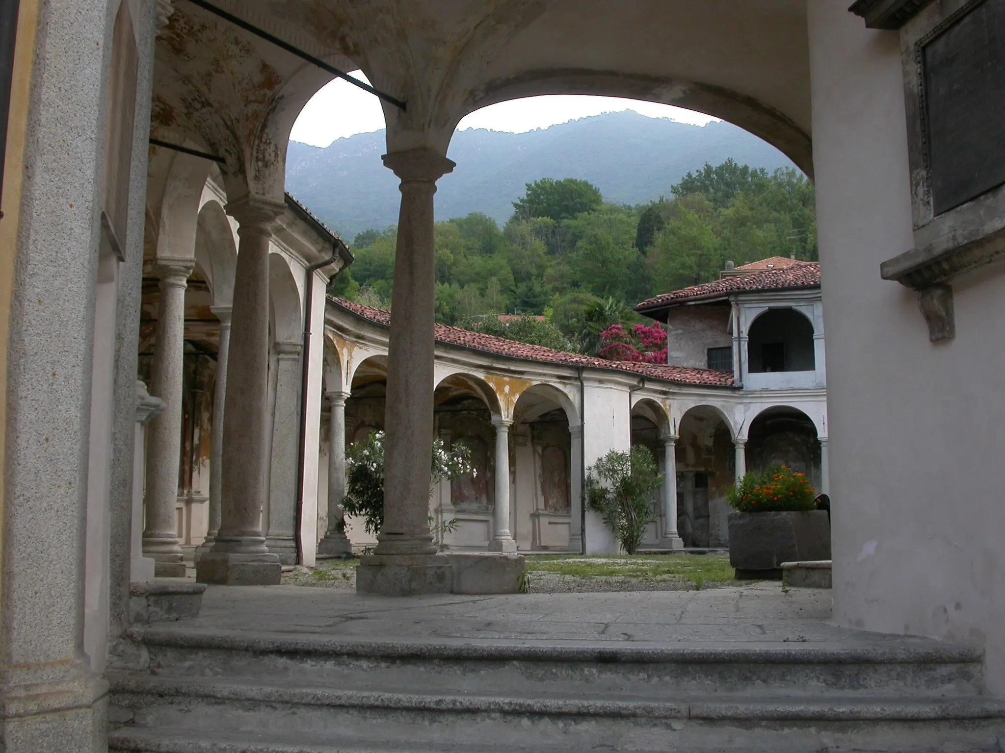 Photo showing: The portico of Chapels