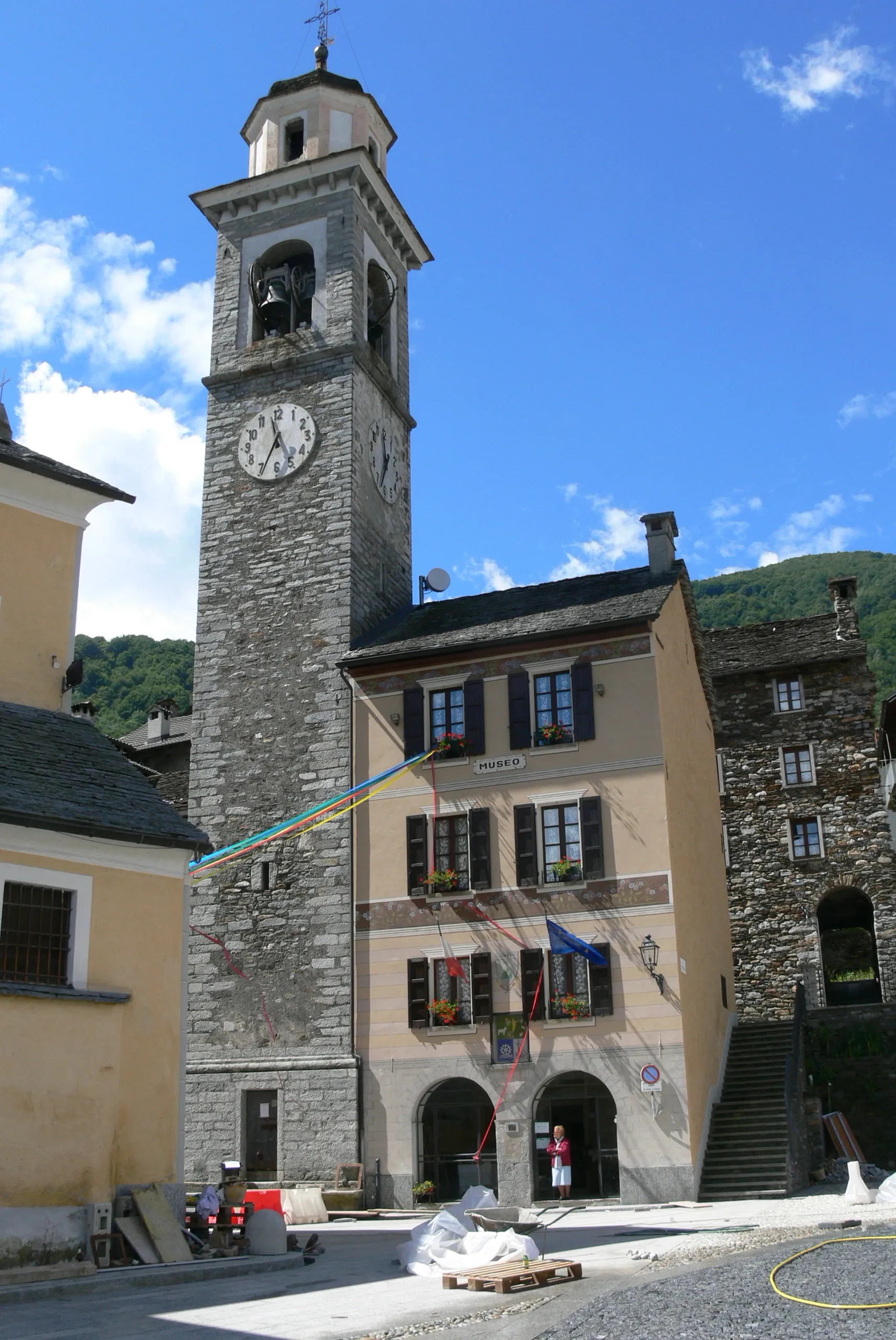 Photo showing: Gurro ( Valle Cannobina ). Main square with tower and local museum.