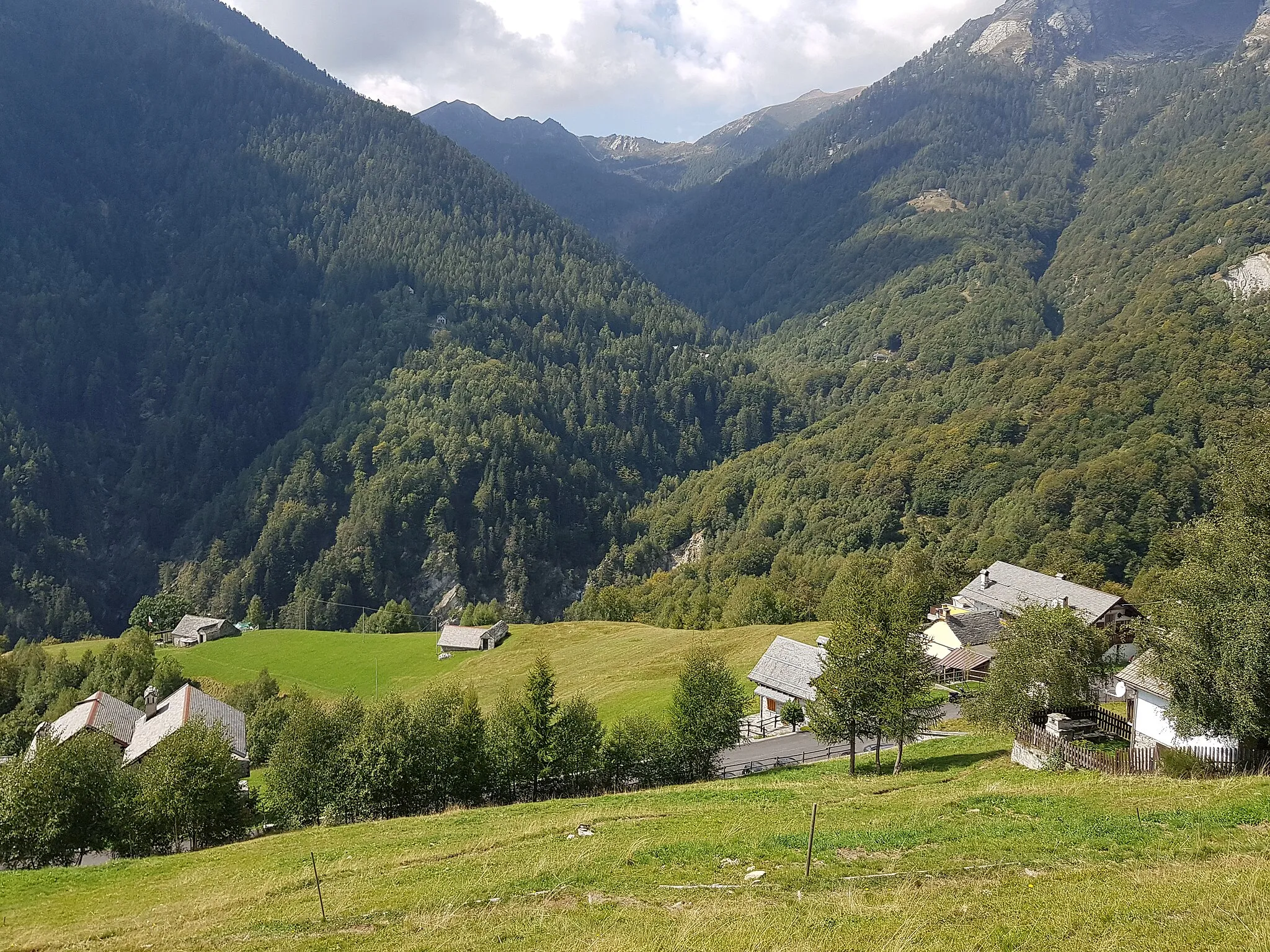 Photo showing: The small village of Arvogno, part of the municipality of Toceno in the Vigezzo Valley. Toceno is located in the province Verbanio-Cusio-Ossola (VCO or VB) in region Piedmont in northen Italy. Picture taken on the 12th of september 2020. 2020-09-12