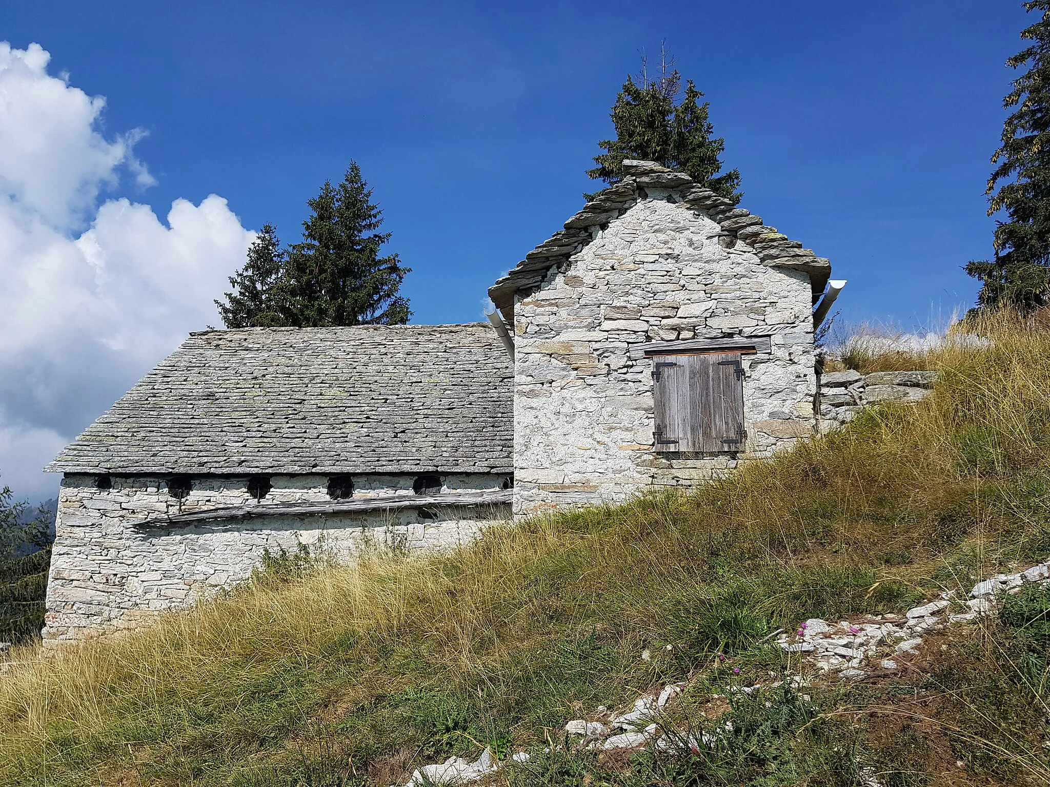 Photo showing: An alpine hut at the alpine pasture Colma di Toceno (aka colma di fuori) in the mountains above the municipality of Toceno in the Vigezzo Valley. Toceno in the province Verbanio-Cusio-Ossola (VCO) in region Piedmont in northen Italy. Picture taken on the 12th of september 2020. 2020-09-12
