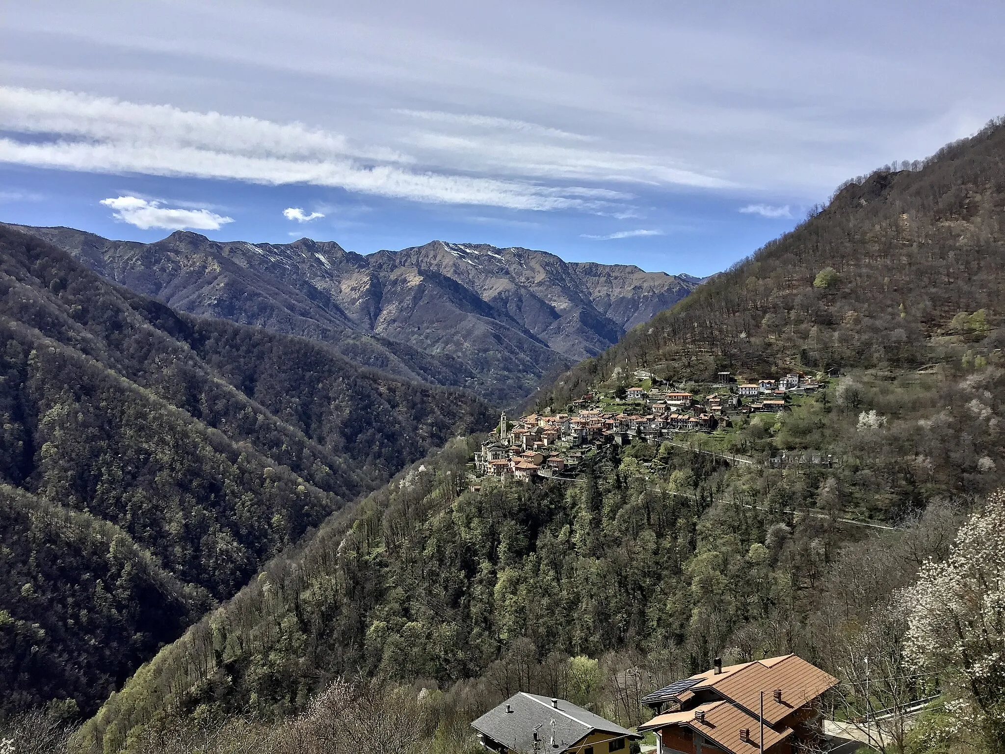 Photo showing: Il paese di Chesio vista dal santuario di Loregila