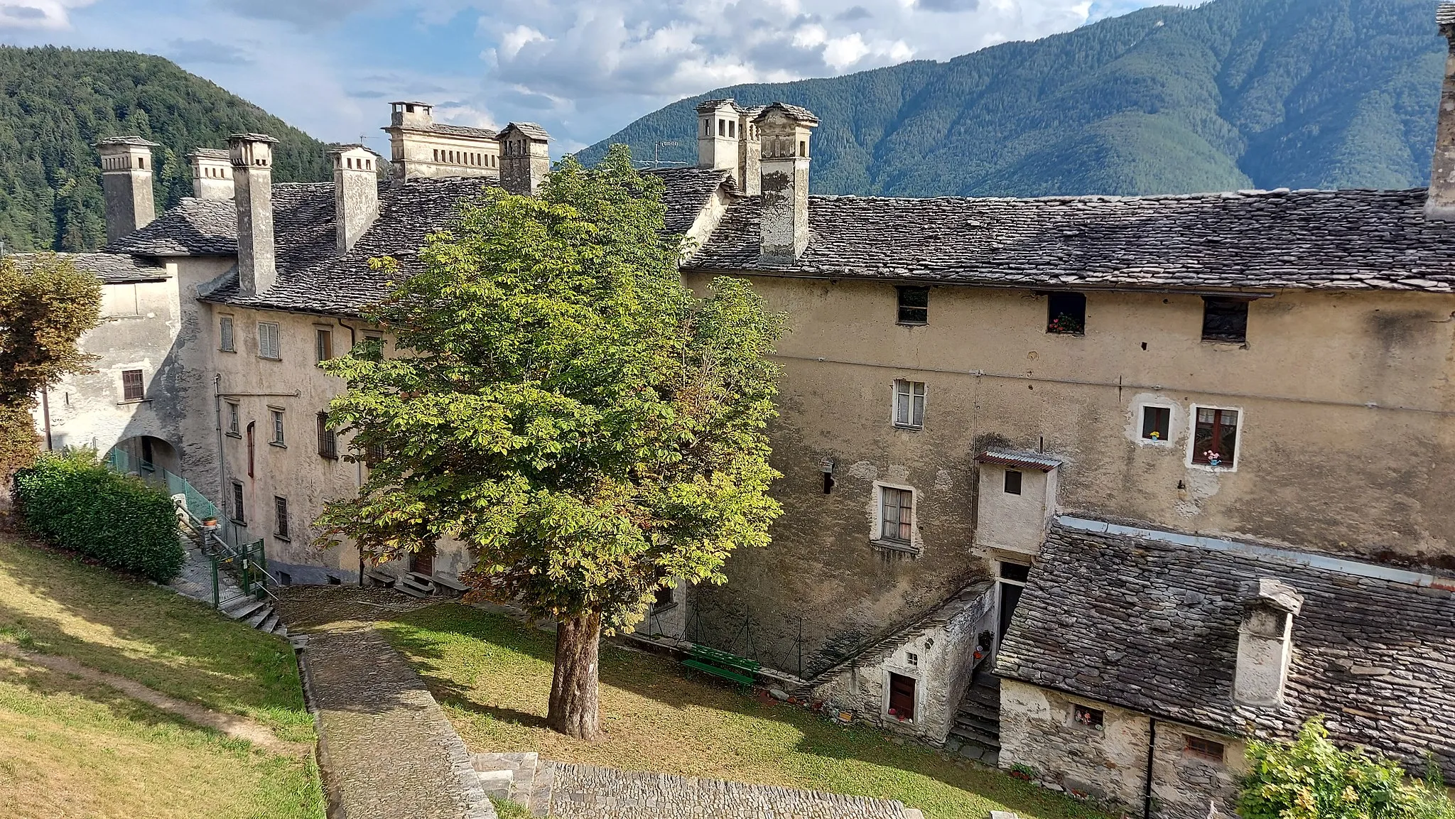 Photo showing: Centro storico di Craveggia, vista posteriore di casa Gubetta