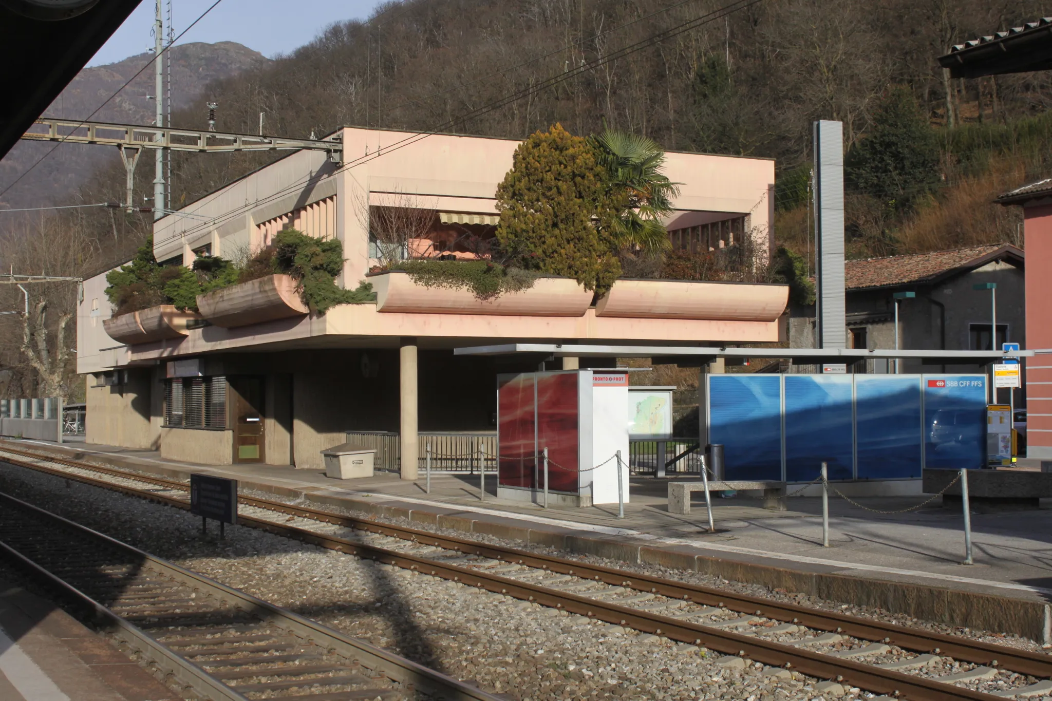 Photo showing: Taverne-Torricella train station.