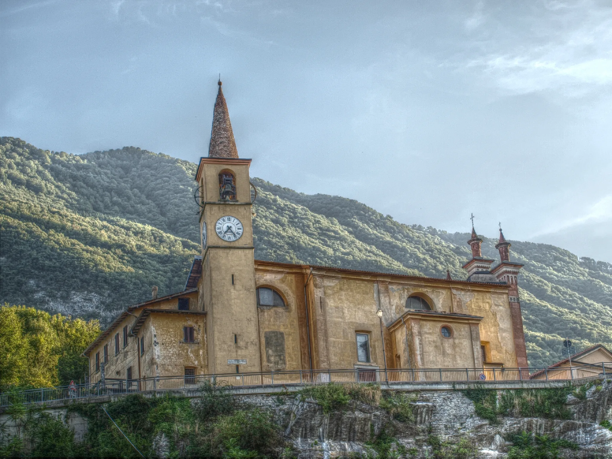 Photo showing: Presa da valle della chiesa dei Santi Vito e Modesto, Bene Lario, Como, Italia