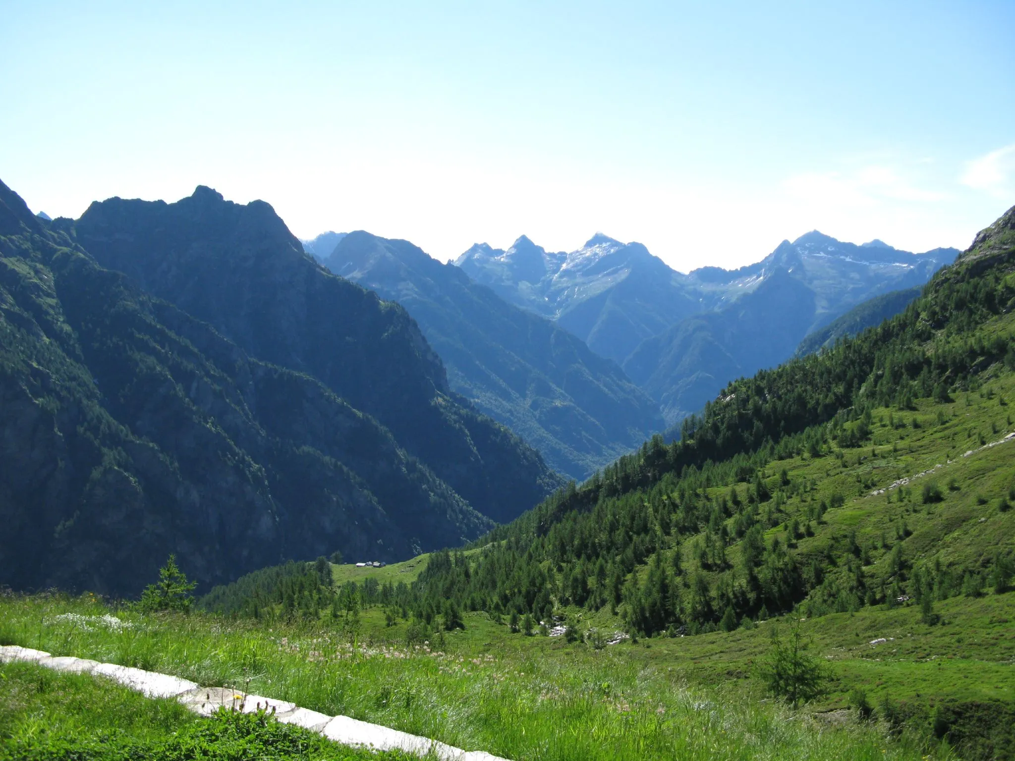 Photo showing: View over the Peccia valley, Lavizzara, Ticino, Switzerland
