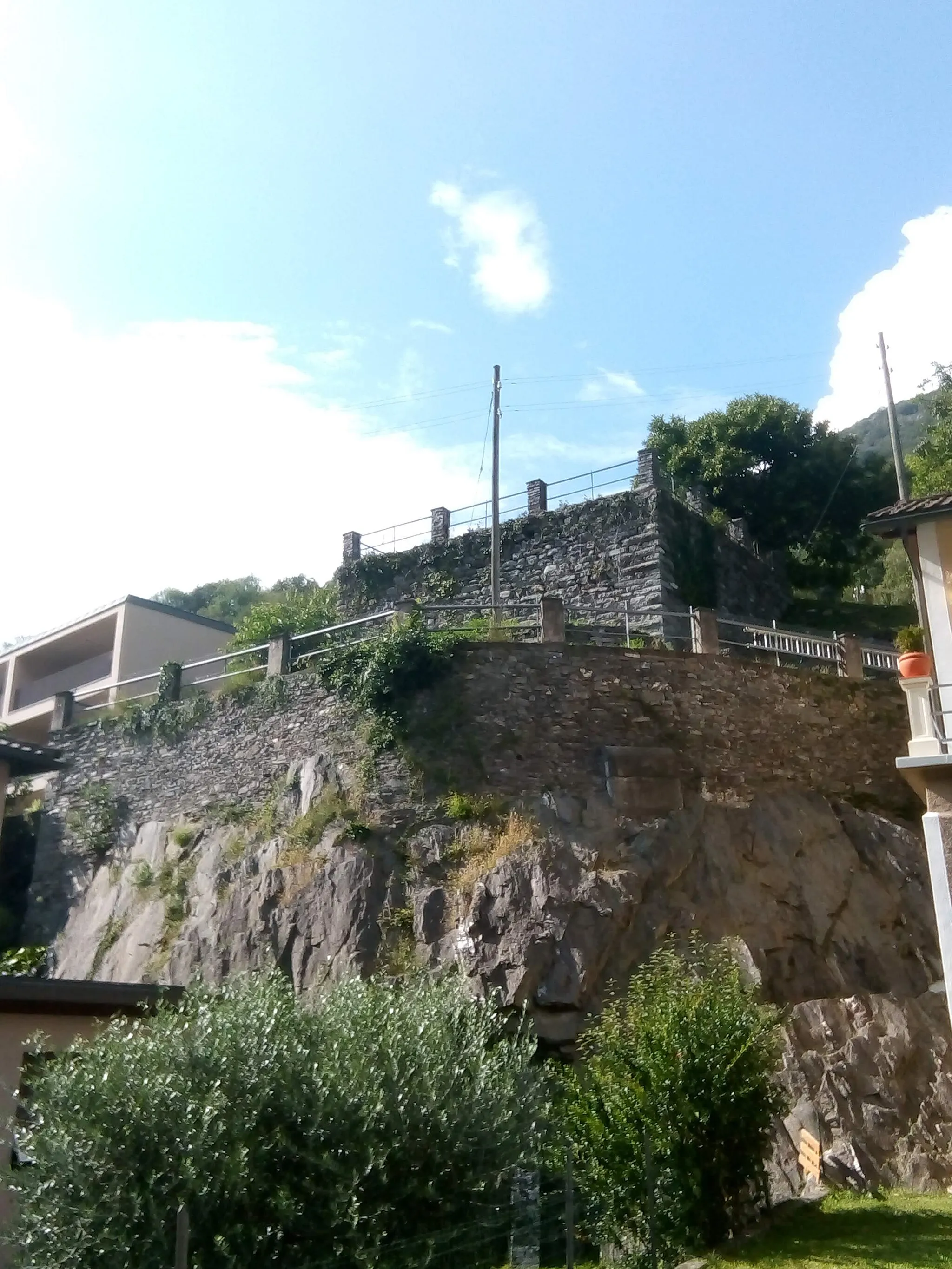 Photo showing: Ruderi della Torre di Beffan a Rovedero (Cantone dei Grigioni - Svizzera)