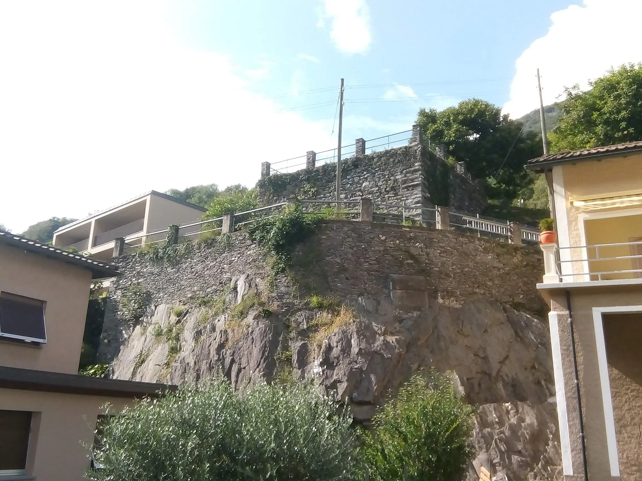 Photo showing: Ruderi della Torre di Beffan a Rovedero (Cantone dei Grigioni - Svizzera)