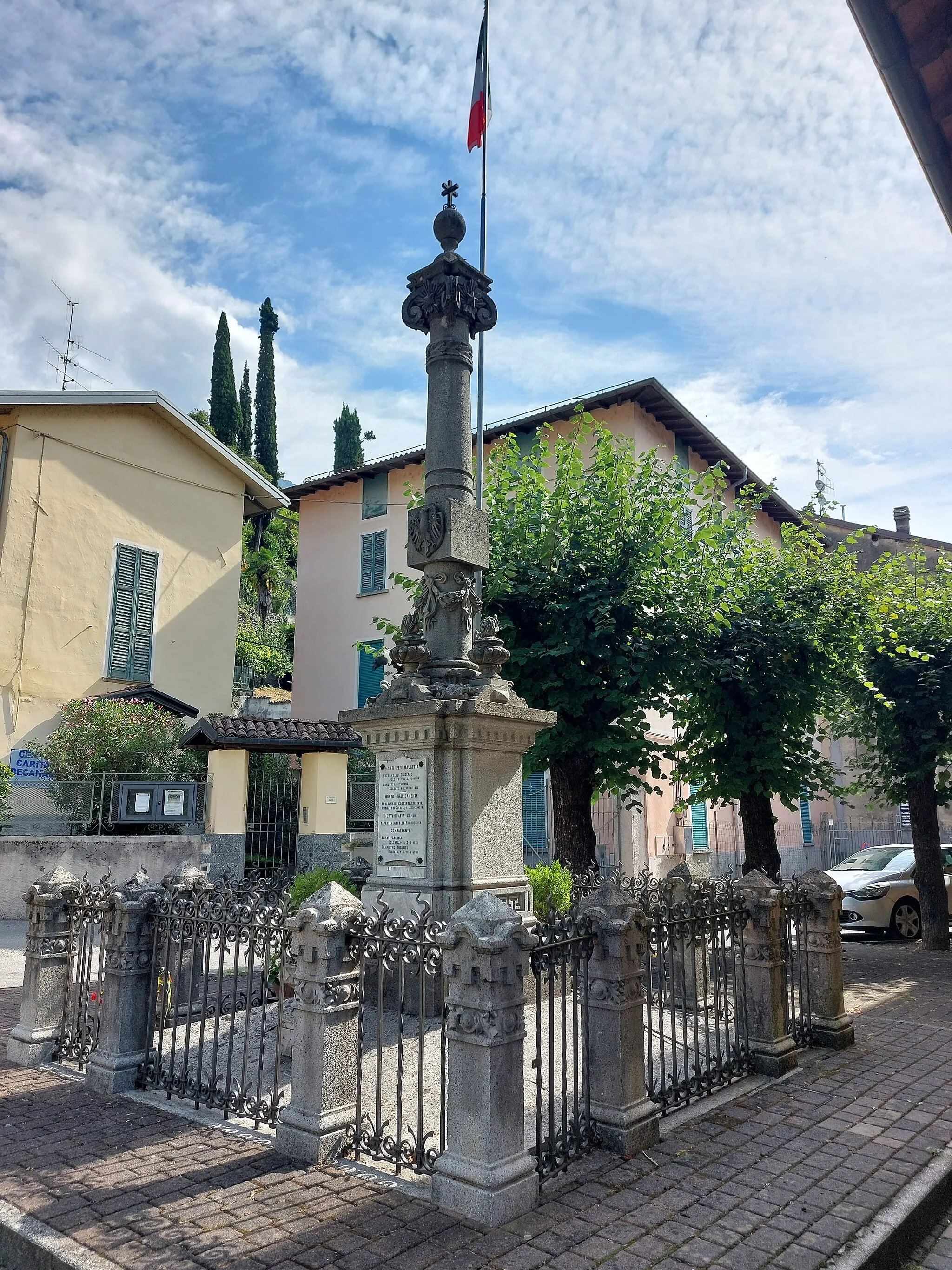 Photo showing: Carlazzo, San Pietro Sovera - monumento ai caduti