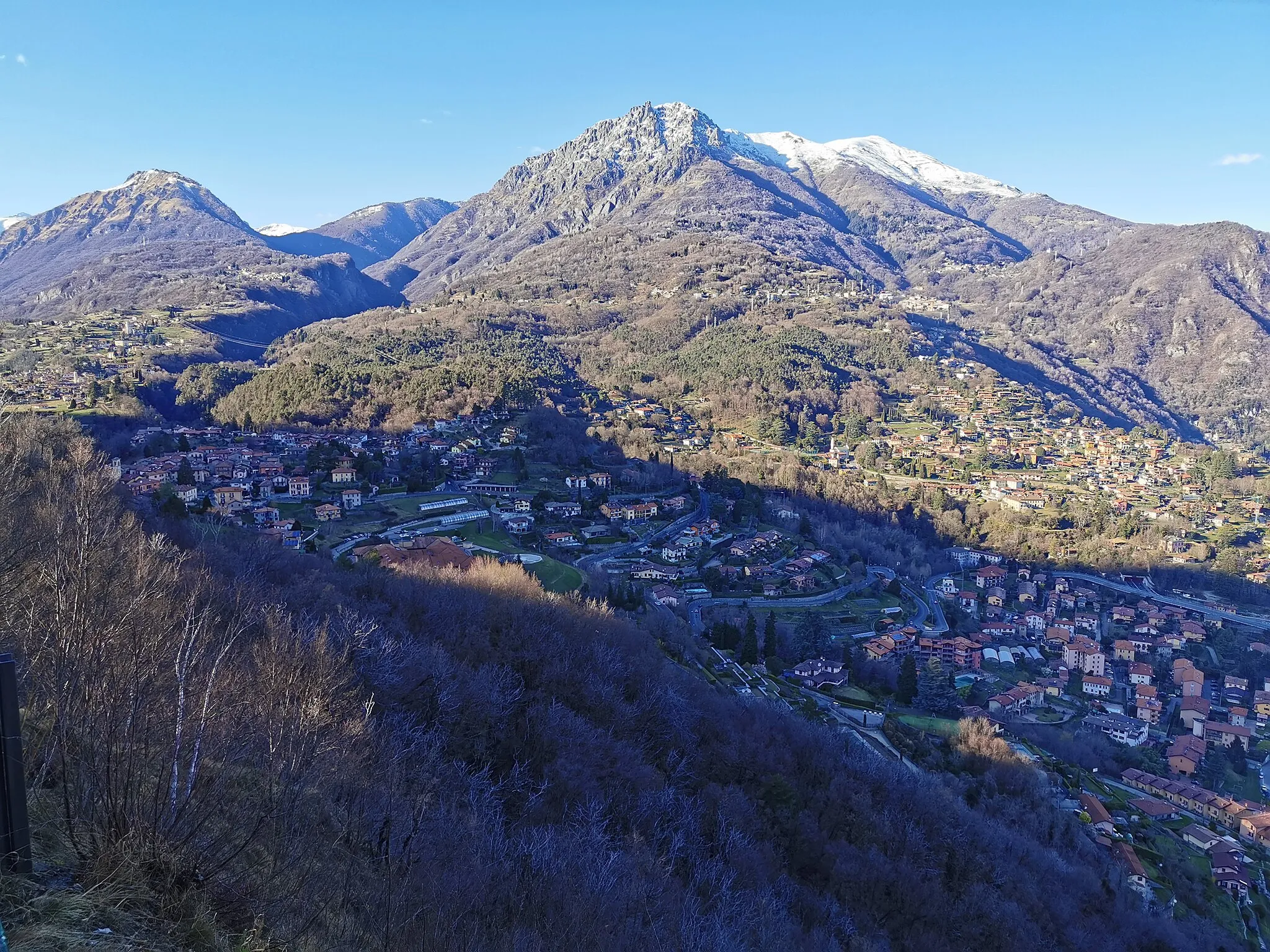 Photo showing: Vista dal Belvedere tenente alpini Castello Francesco (località Crocetta, Menaggio).
Al centro il Monte Grona