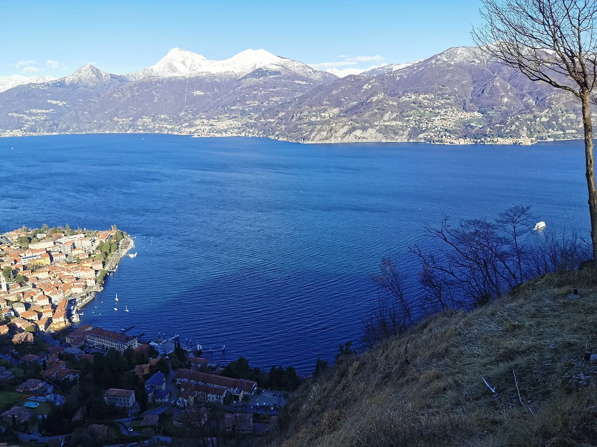 Photo showing: Vista dal Belvedere tenente alpini Castello Francesco (località Crocetta, Menaggio)