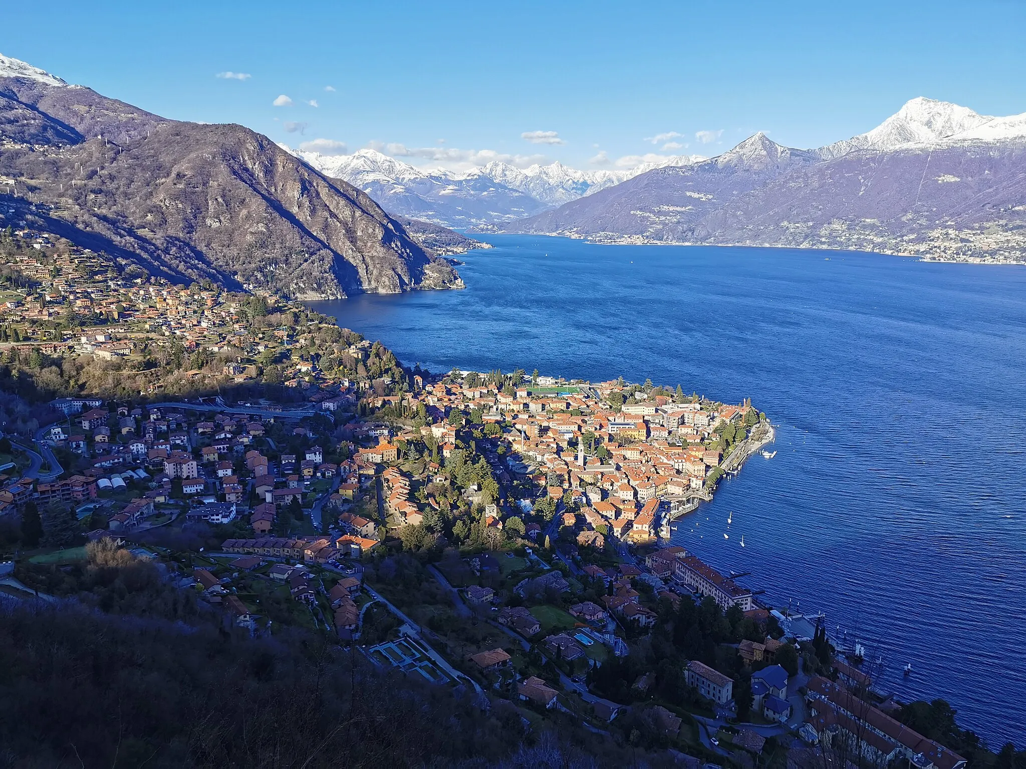 Photo showing: Vista dal Belvedere tenente alpini Castello Francesco (località Crocetta, Menaggio).
Vista su Menaggio.