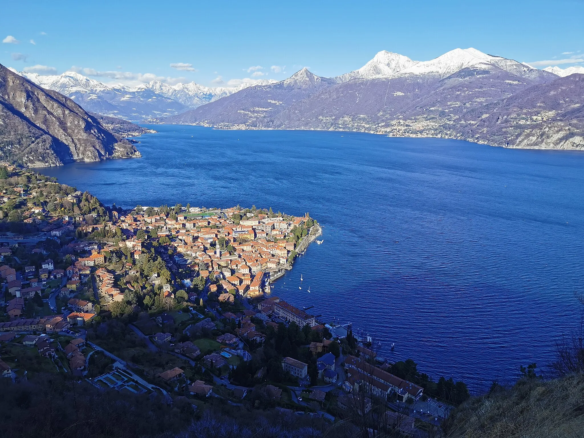 Photo showing: Menaggio, Lago di Como and a view to Monte Legnone and Bellano coast.