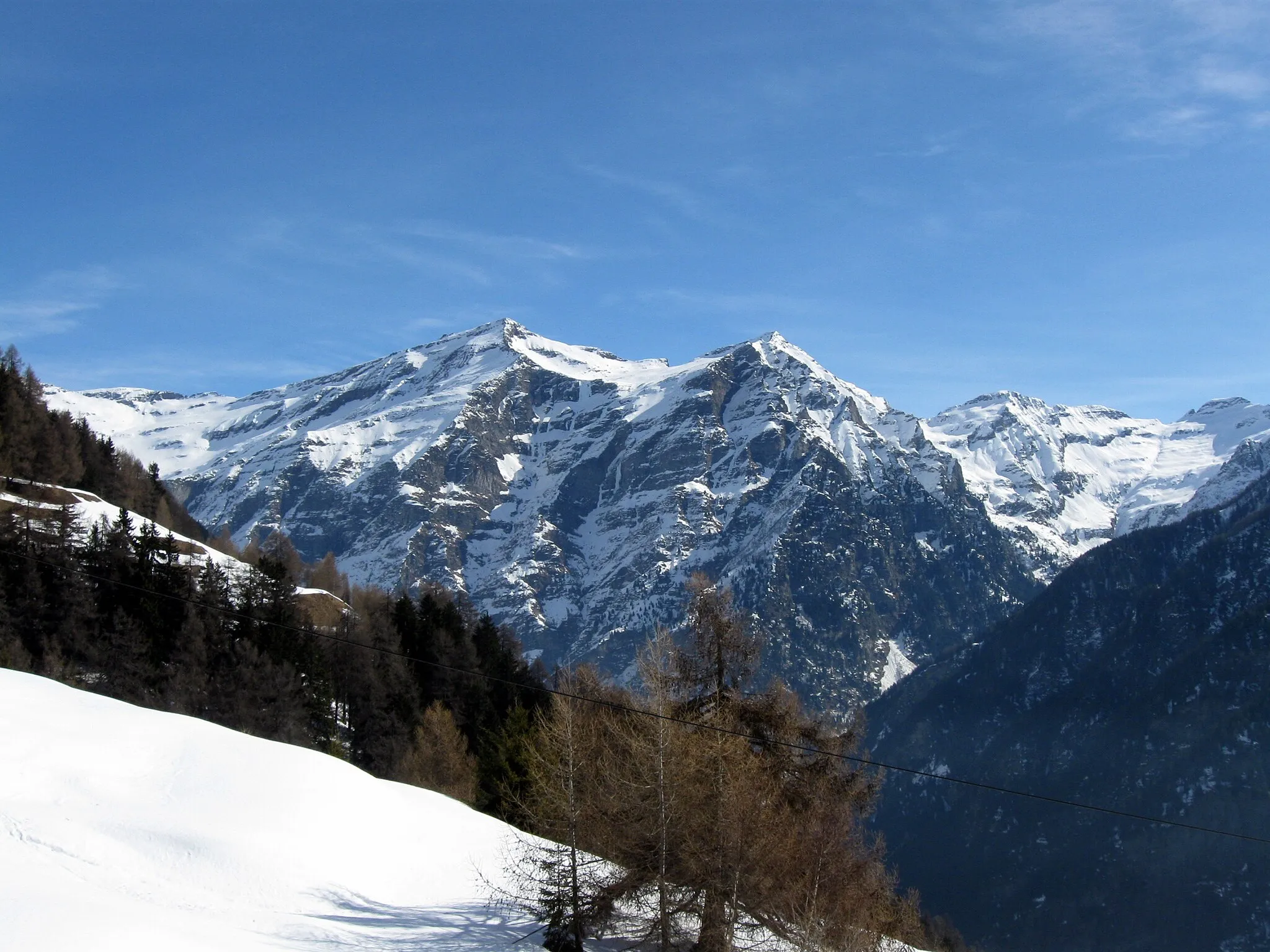 Photo showing: Salendo in Val Malvaglia la Cima Rossa (3161m a sinistra) e la Cima di Cogn (3063m a destra) mostranno il loro lato ostico