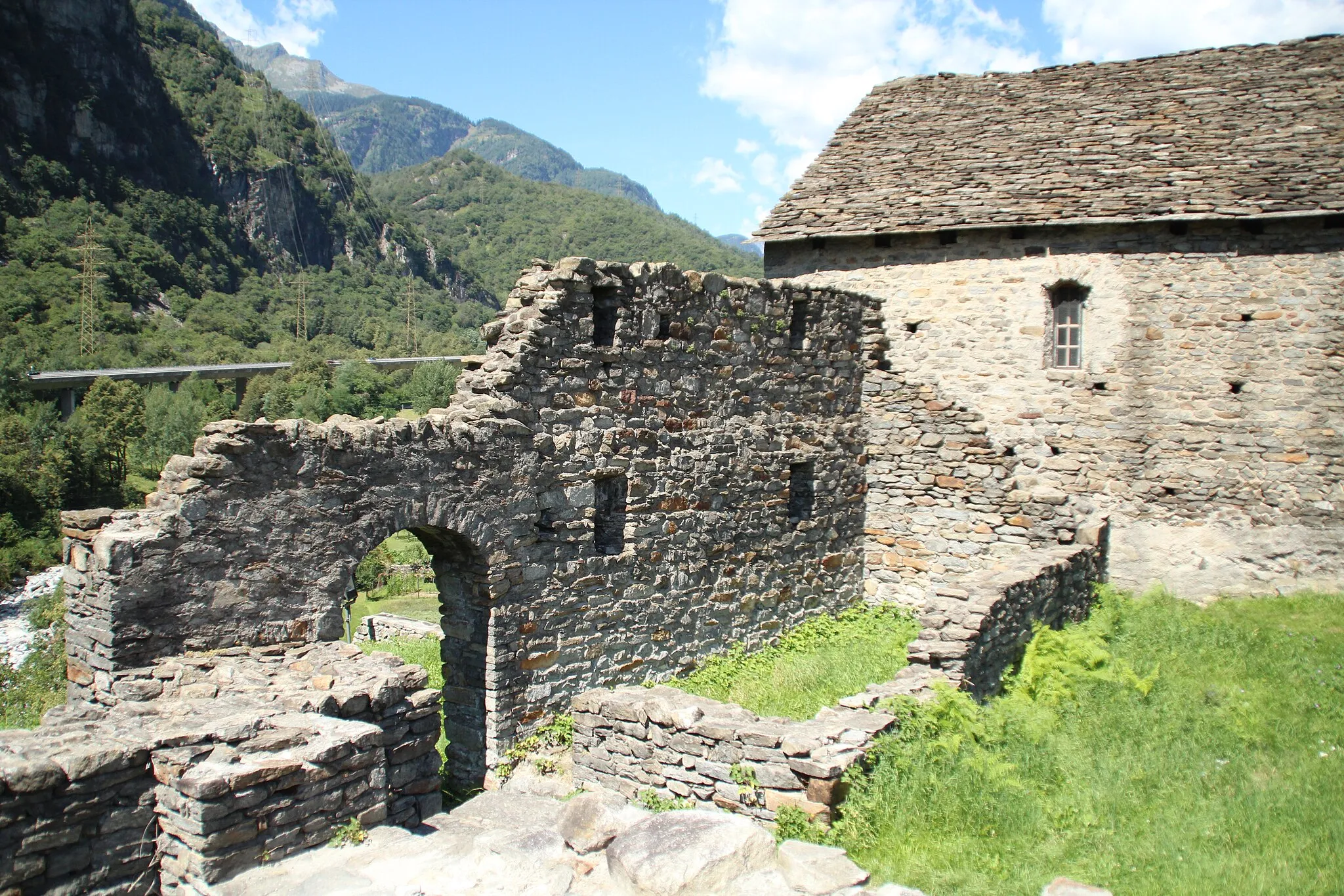 Photo showing: de:Castello di Santa Maria

Nordseite