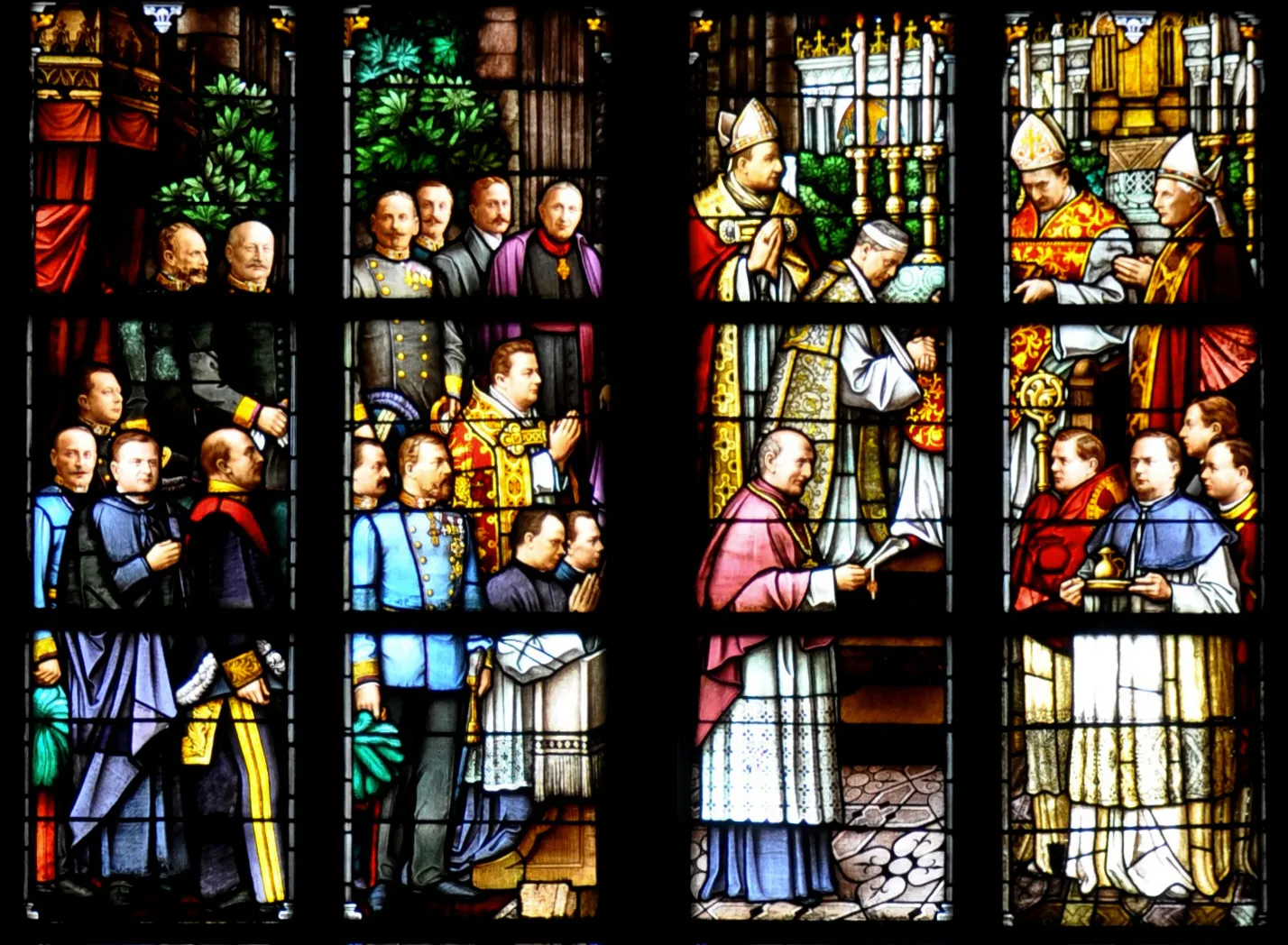 Photo showing: Linz, Neuer Dom, Glasfenster "Bischofsweihe",  (Böhm-Führer Nr. 10),

Detail: Bischofsweihe des Bischofs Rudolph Hittmair