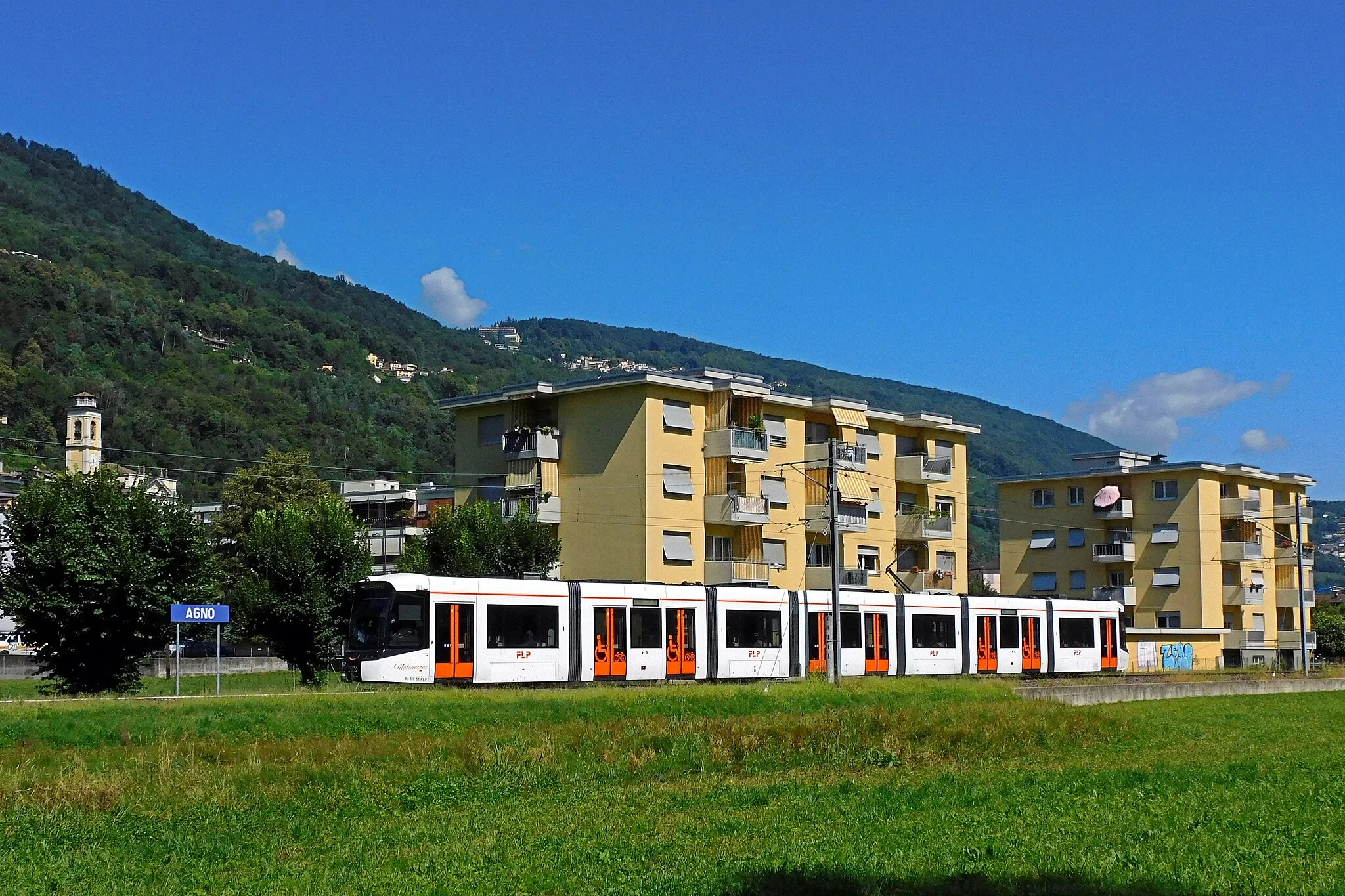 Photo showing: Lo Stadler Tramlink Be 6/8 delle Ferrovie Luganesi (FLP) nr. 51 "Malcantone" in uscita dalla stazione di Agno mentre espleta la corsa 135 della S60 Lugano-Ponte Tresa.