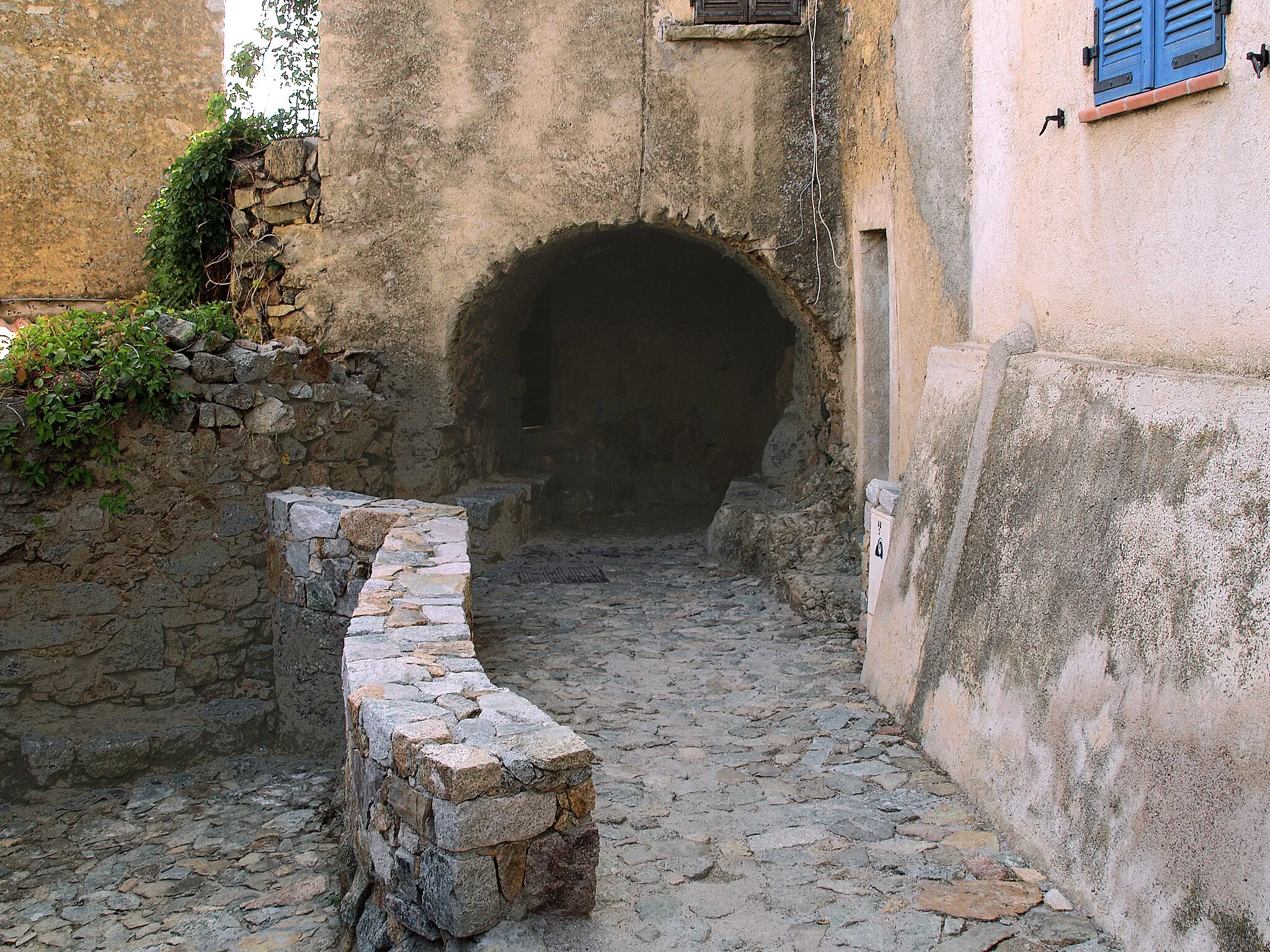 Photo showing: Sant'Antonino - Ruelles et galerie voûtées