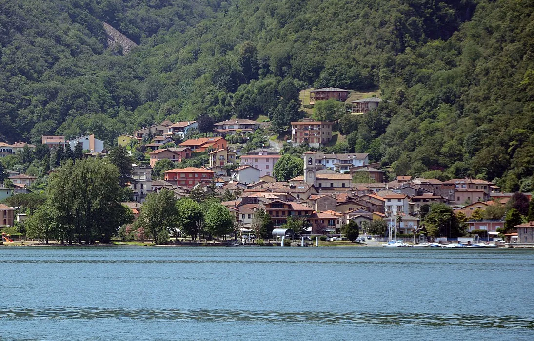 Photo showing: Brusimpiano am Luganersee