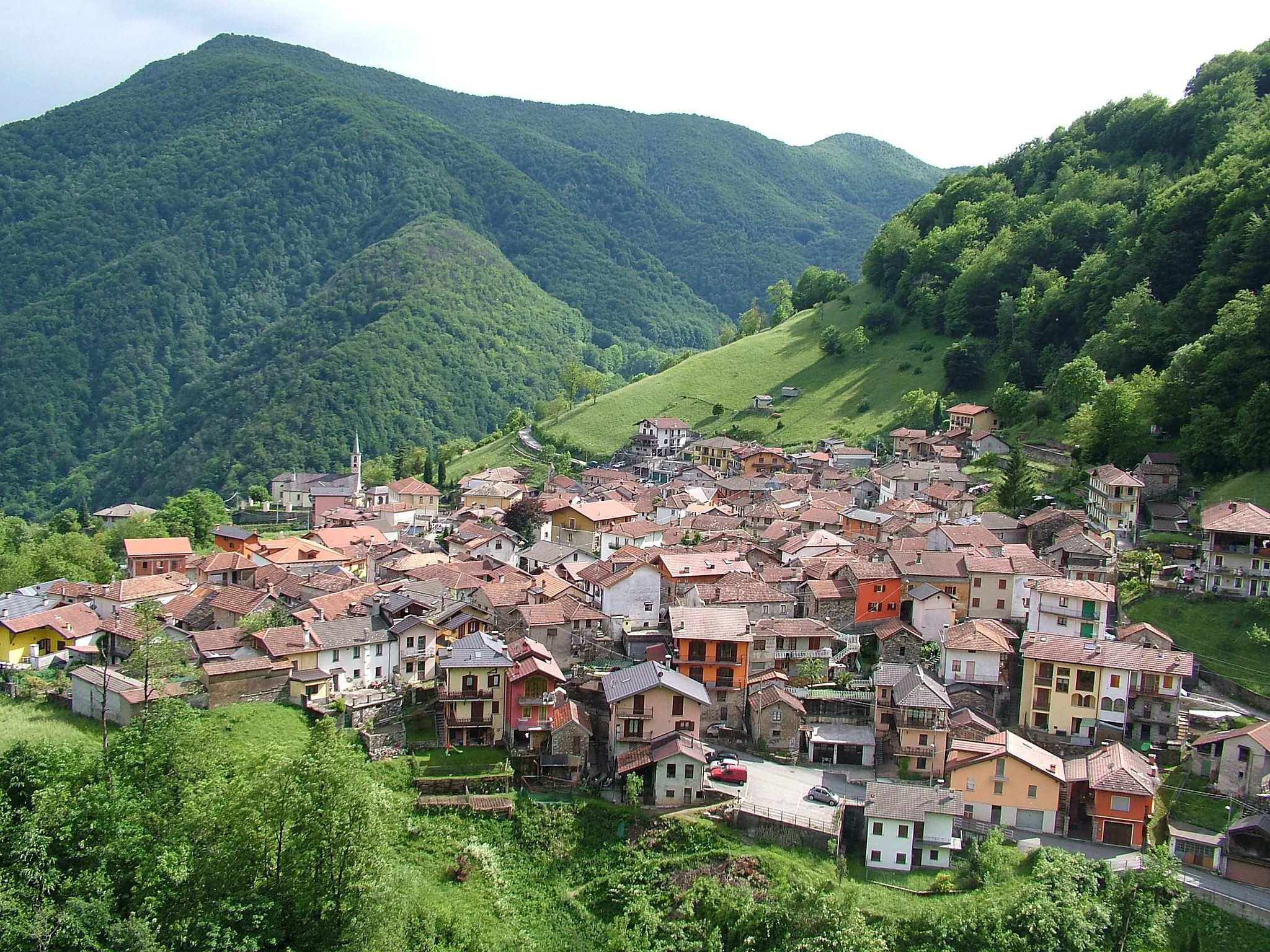 Photo showing: panorama di Luzzogno dal belvedere del Santuario Madonna della Colletta