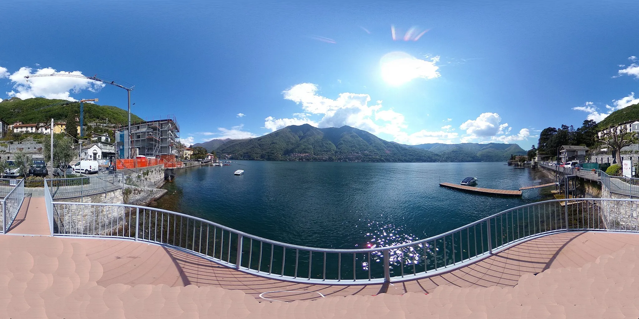 Photo showing: Fotosfera dalla terrazza di osservazione del Belvedere Giancarlo Venelli sul lago di Como, sul lungolago di Laglio.