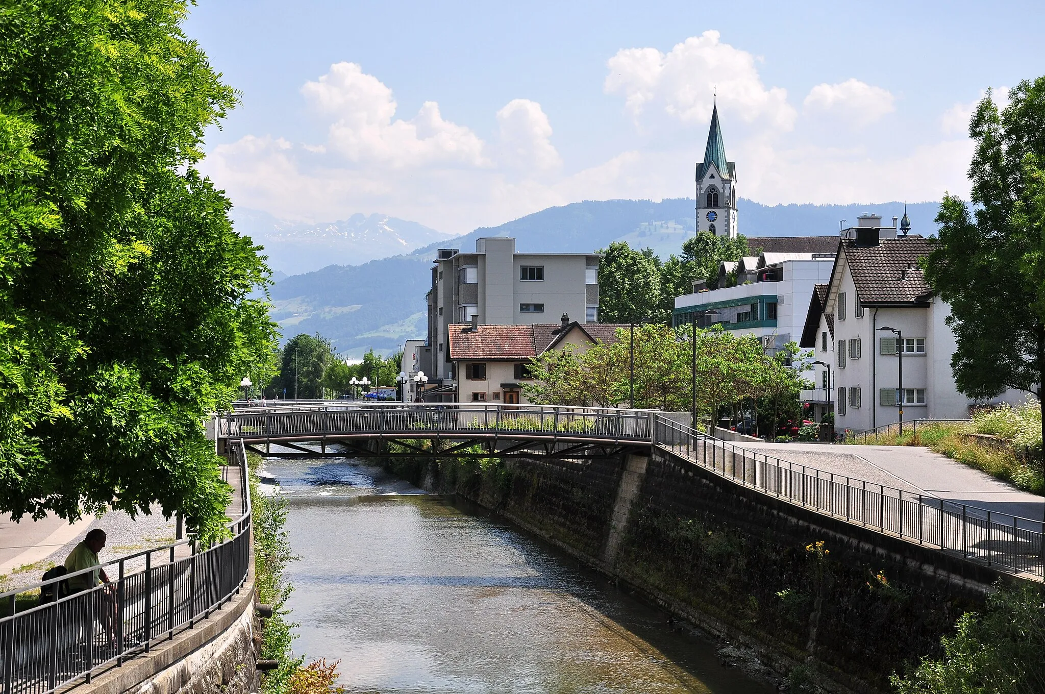 Photo showing: Jona river in Jona (SG), Mariae Himmelfahrt & St. Valentin in the background (to the right).