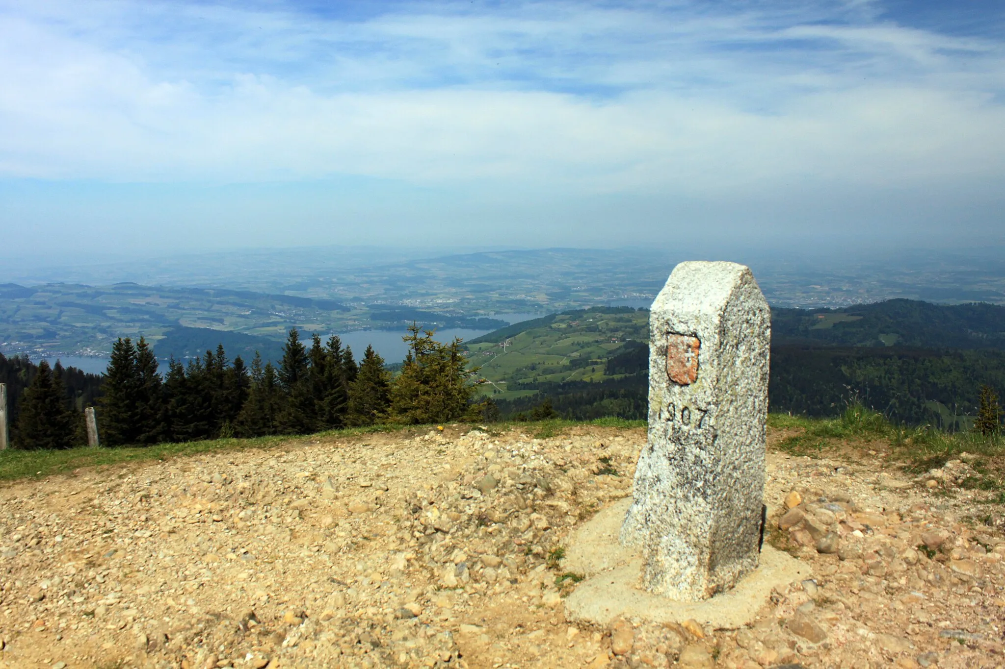 Photo showing: Kantonsgrenzstein Schwyz - Zug am Berggasthaus Wildspitz in 1580 m.ü.M.).In der Ferne liegt der Zuger See und das Schweizer Mittelland.