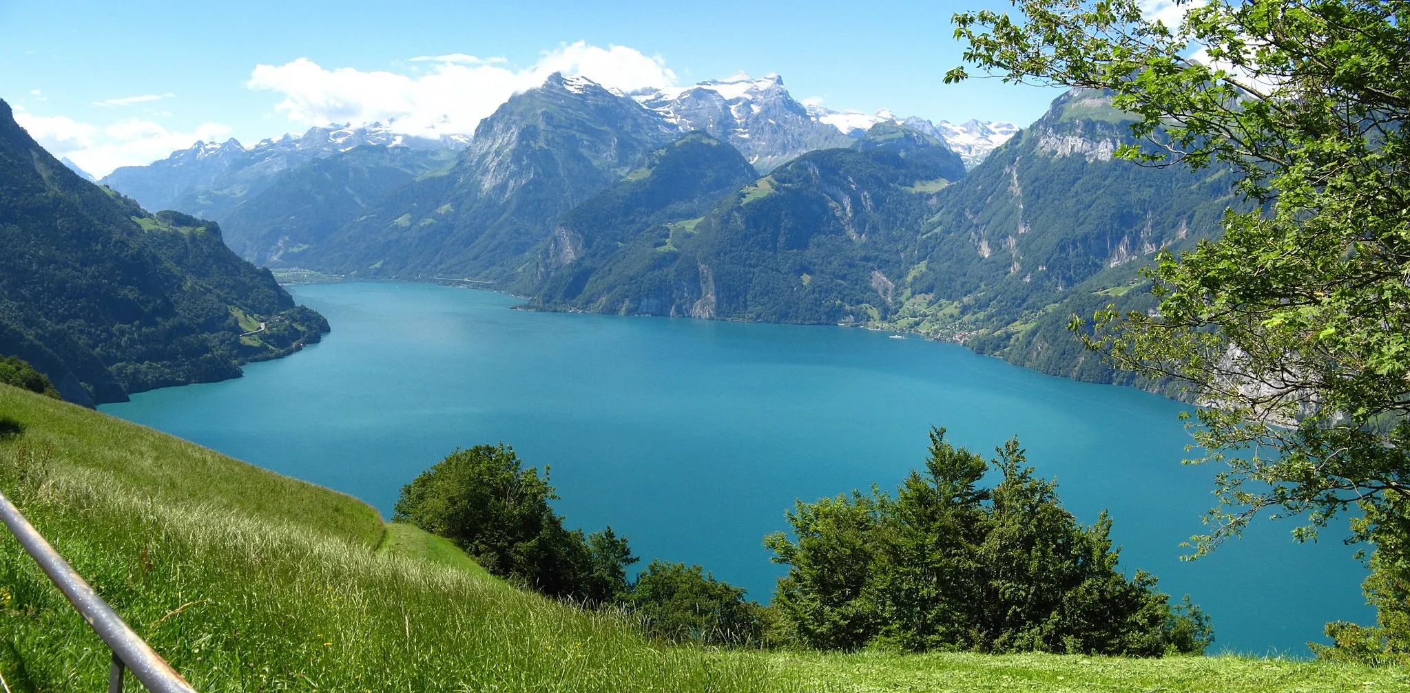Photo showing: Uri arm of Lake Lucerne near Morschach, Switzerland