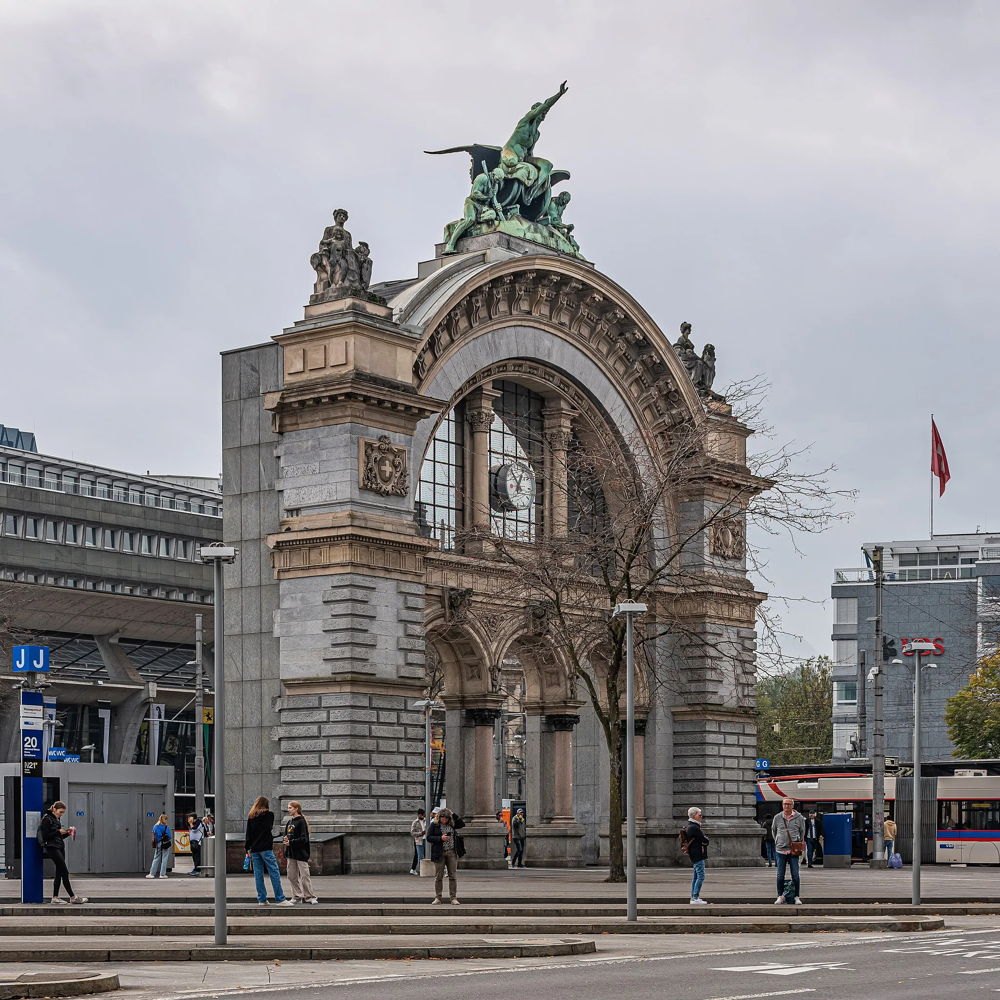 Photo showing: Main railway station in Lucerne, Switzerland