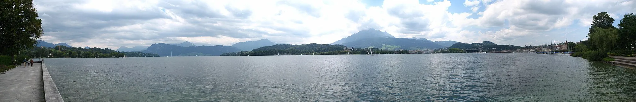 Photo showing: Lake Lucern (lit. Lake of the Four Forest Cantons) viewed from Luzern Quay, Luzern, Switzerland